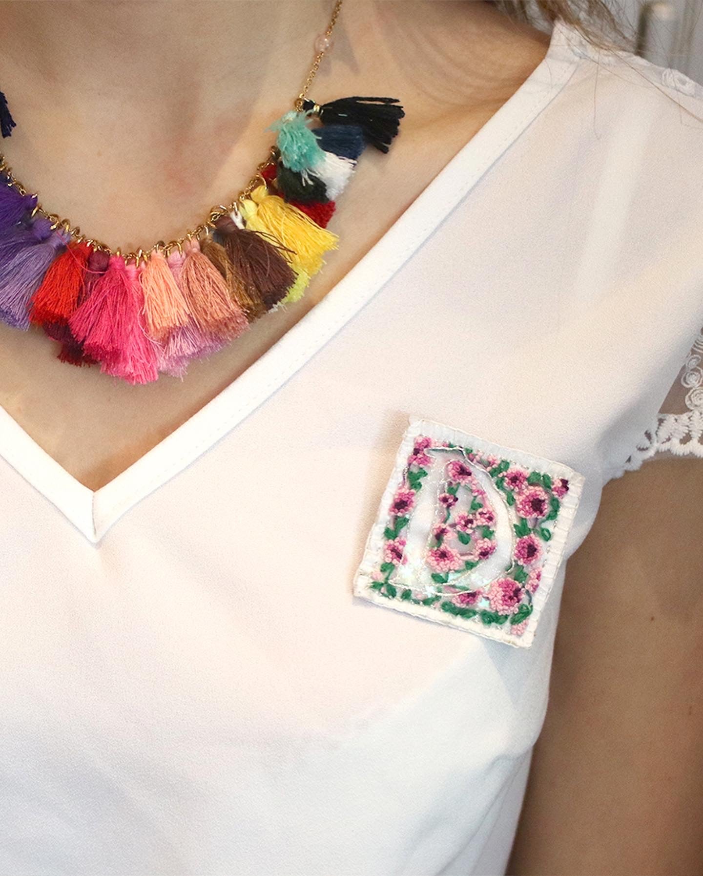 Broche brodée main - LETTRINE FEERIQUE FLORALE