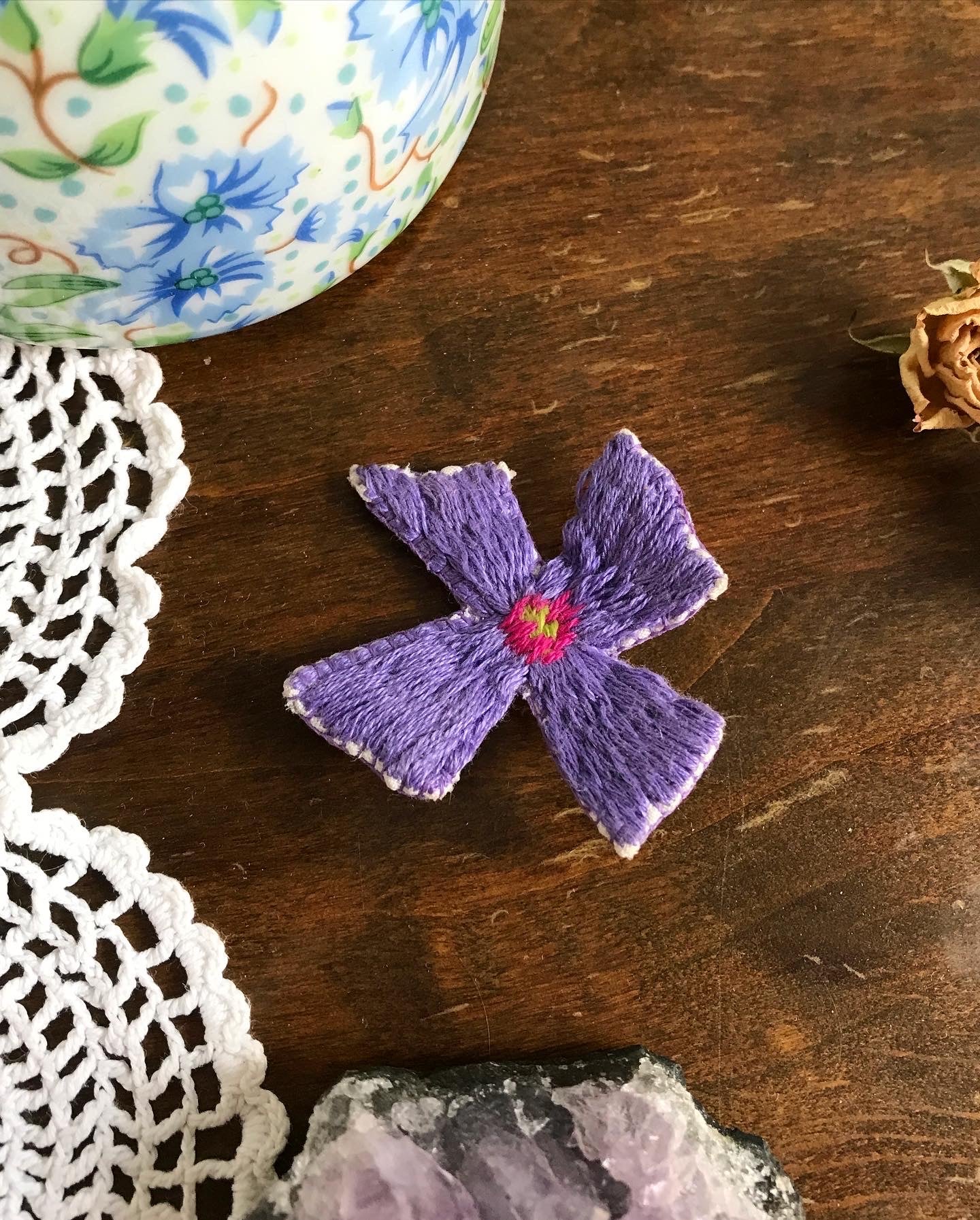 Broche brodée main fleurs violettes bleues