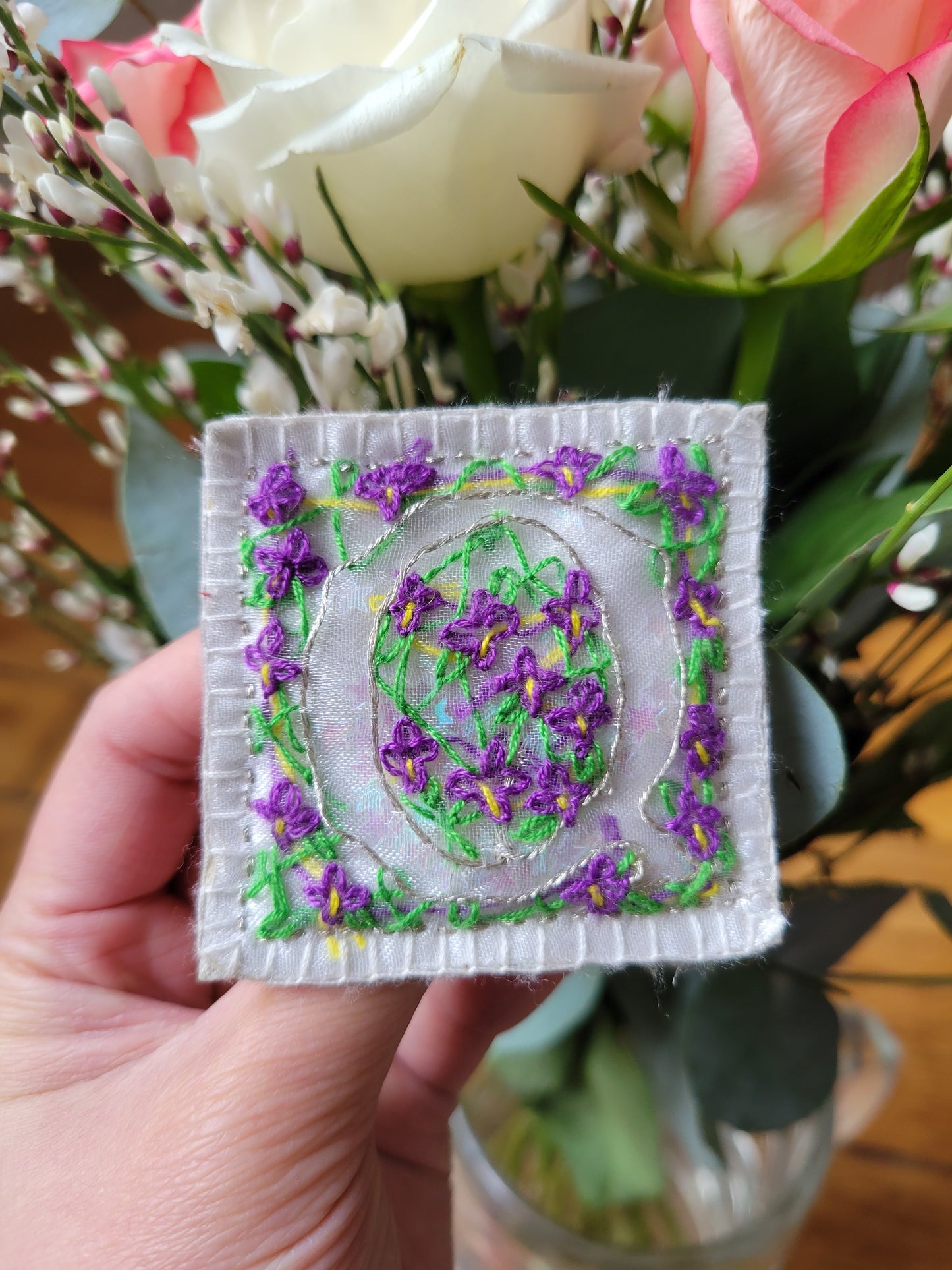 Broche brodée main - LETTRINE FEERIQUE FLORALE