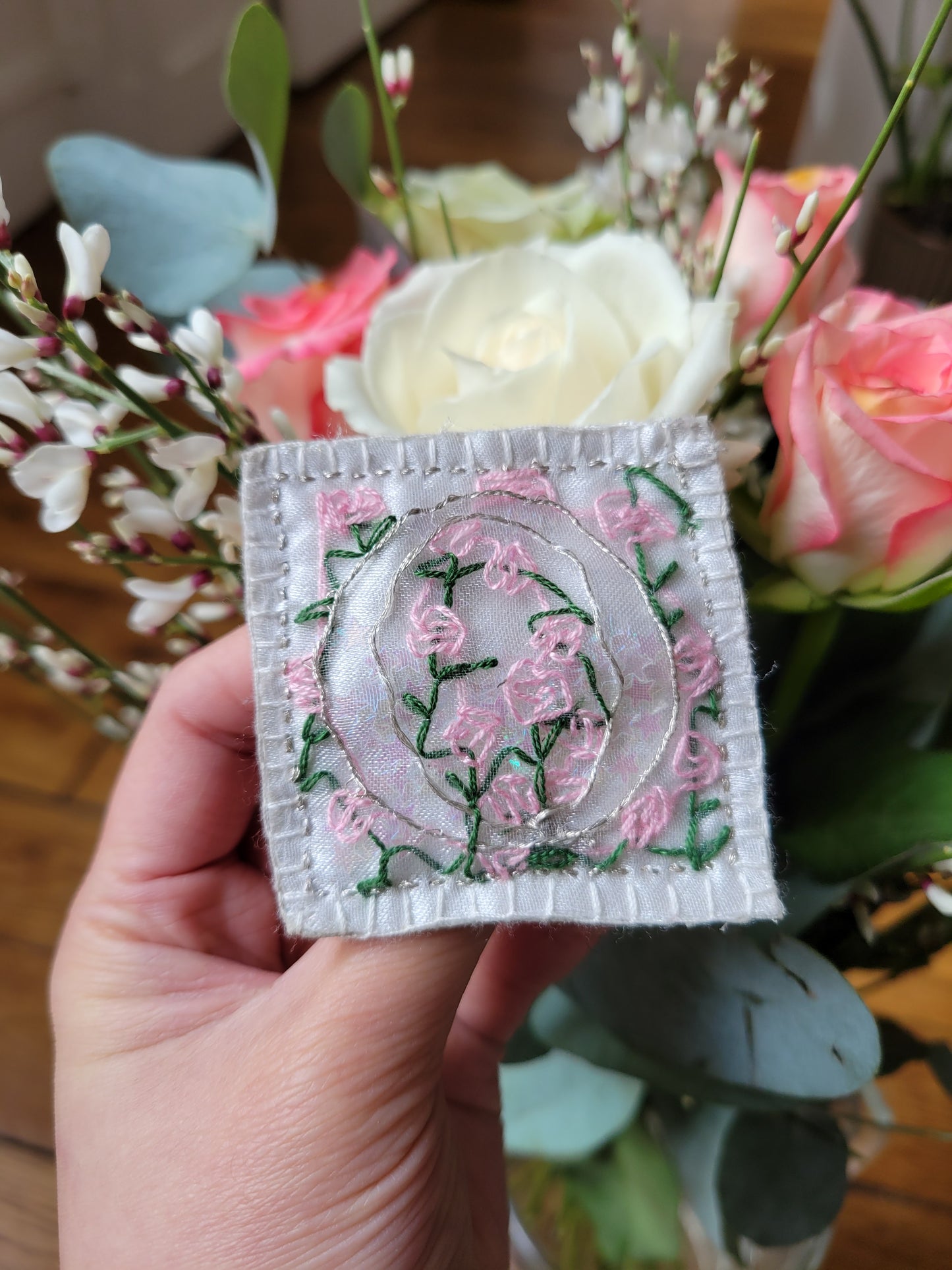 Broche brodée main - LETTRINE FEERIQUE FLORALE