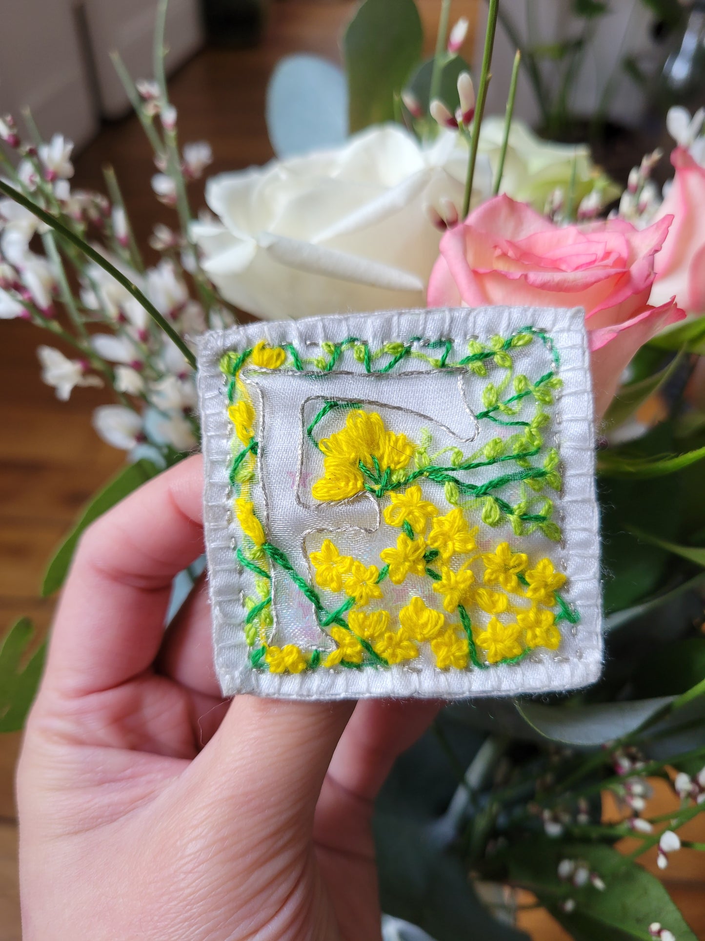 Broche brodée main - LETTRINE FEERIQUE FLORALE