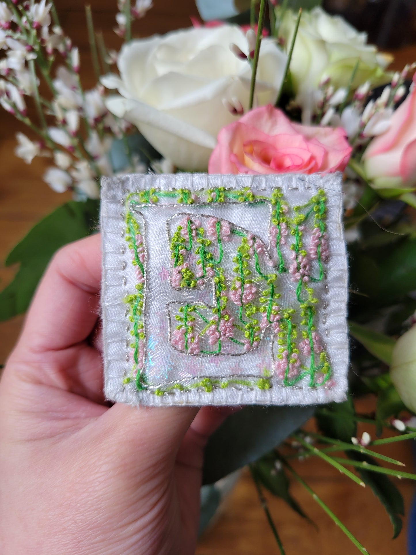 Broche brodée main - LETTRINE FEERIQUE FLORALE