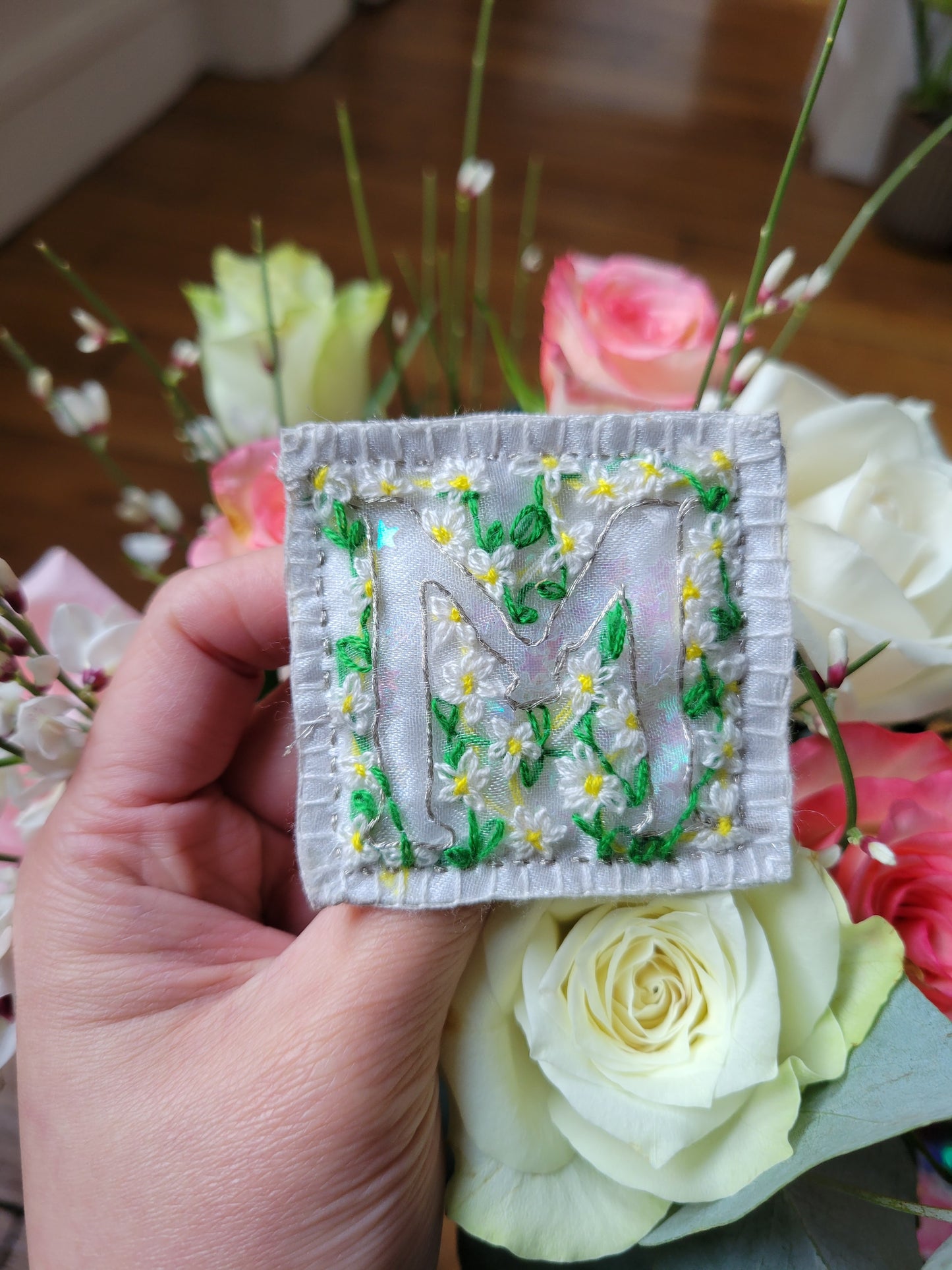 Broche brodée main - LETTRINE FEERIQUE FLORALE
