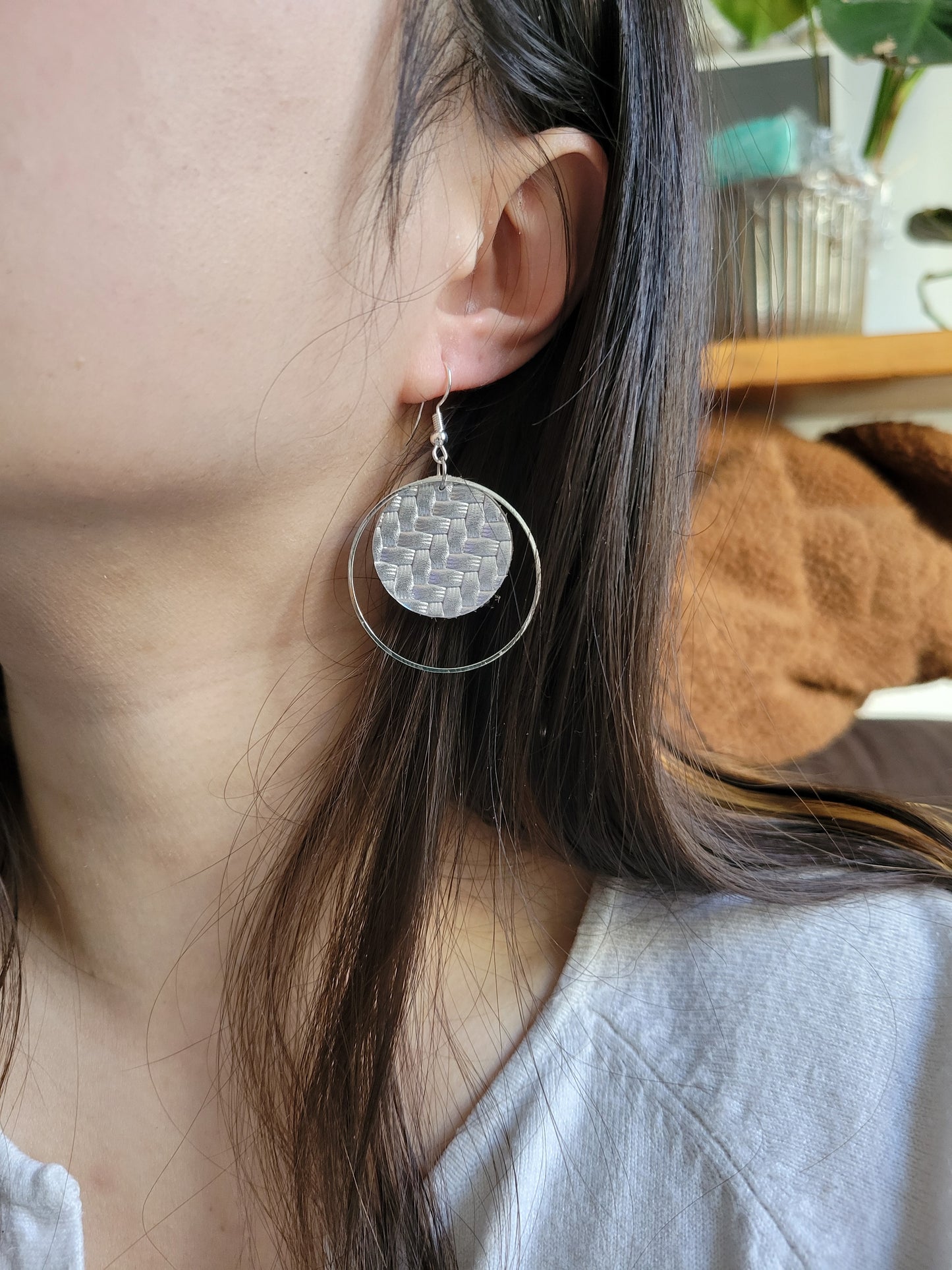 Boucles d'oreilles cuir recyclé moderne - Atelier Claire Zhou x 114 Paris