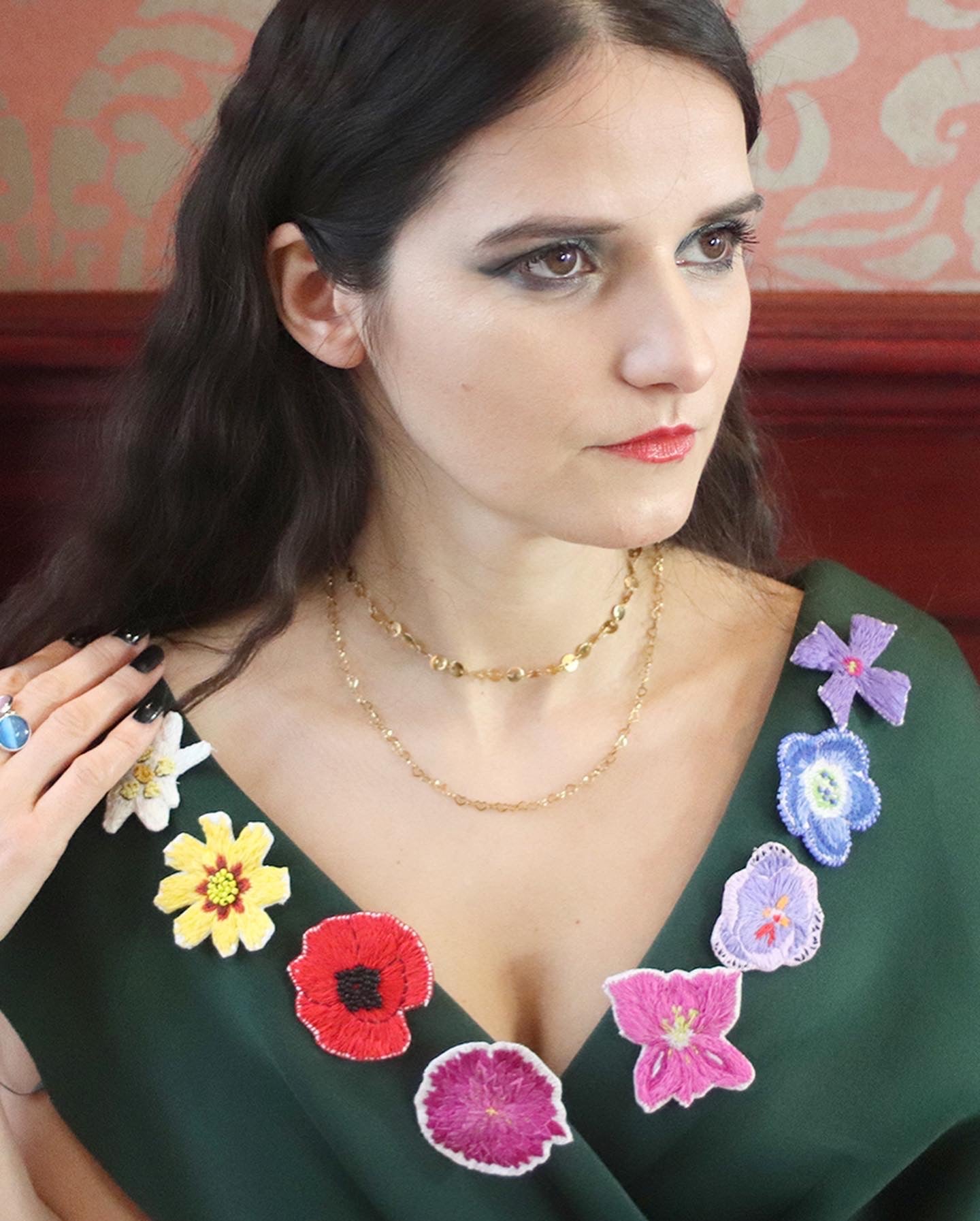 Broche brodée main fleurs violettes bleues