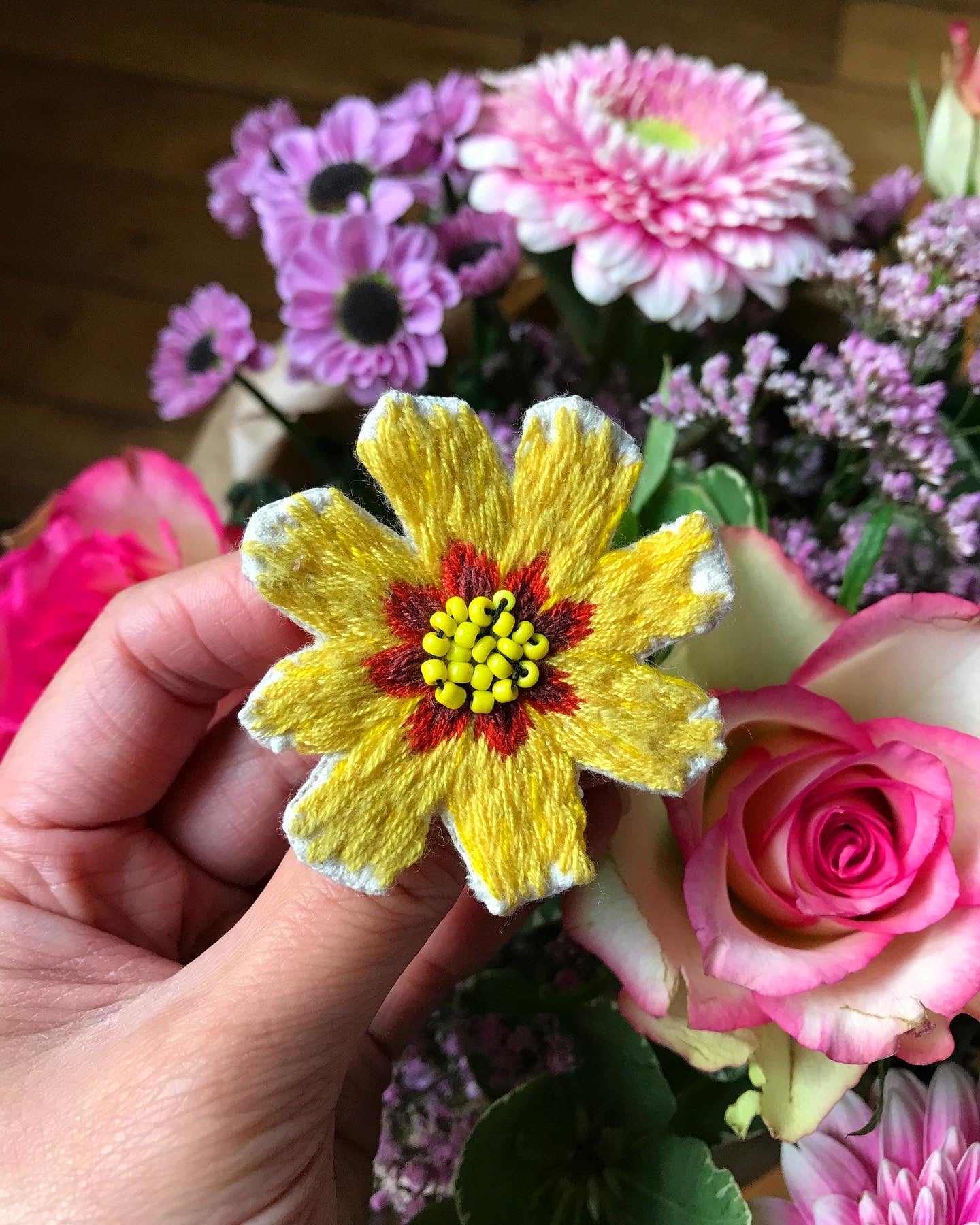 Broche brodée main fleurs blanches