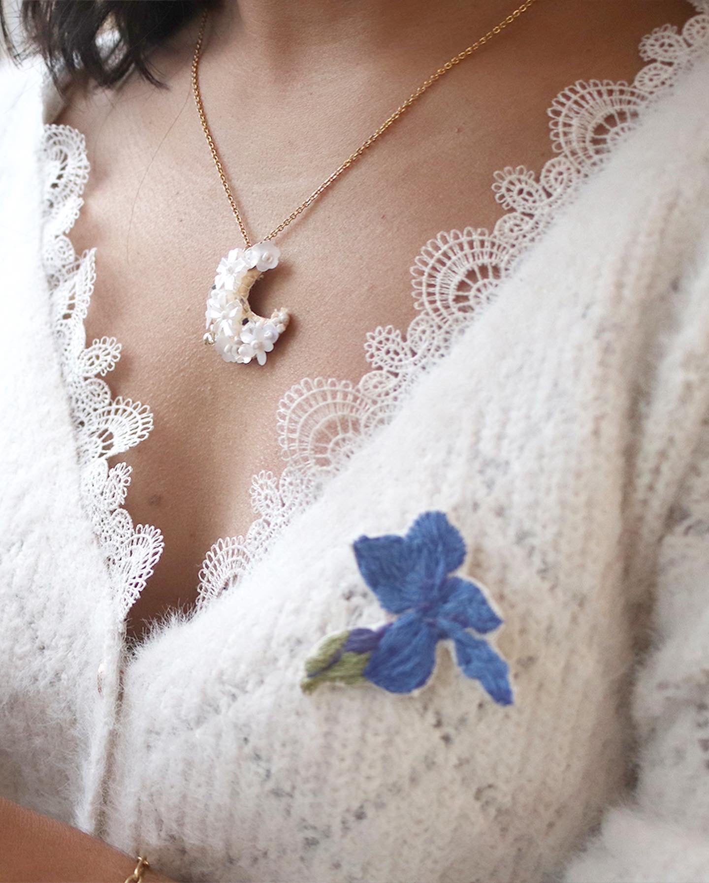 Collier brodé main lune florale - YASMINE