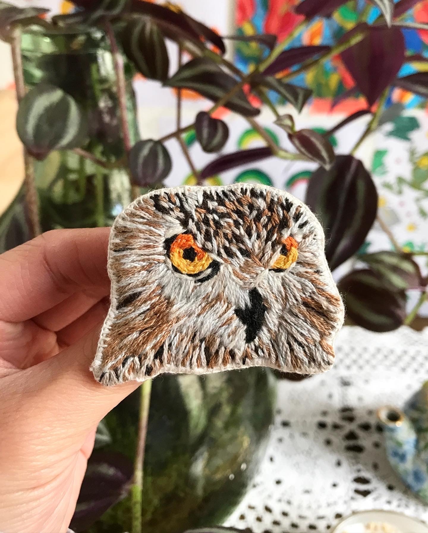 Broche brodée main animal - HIBOU