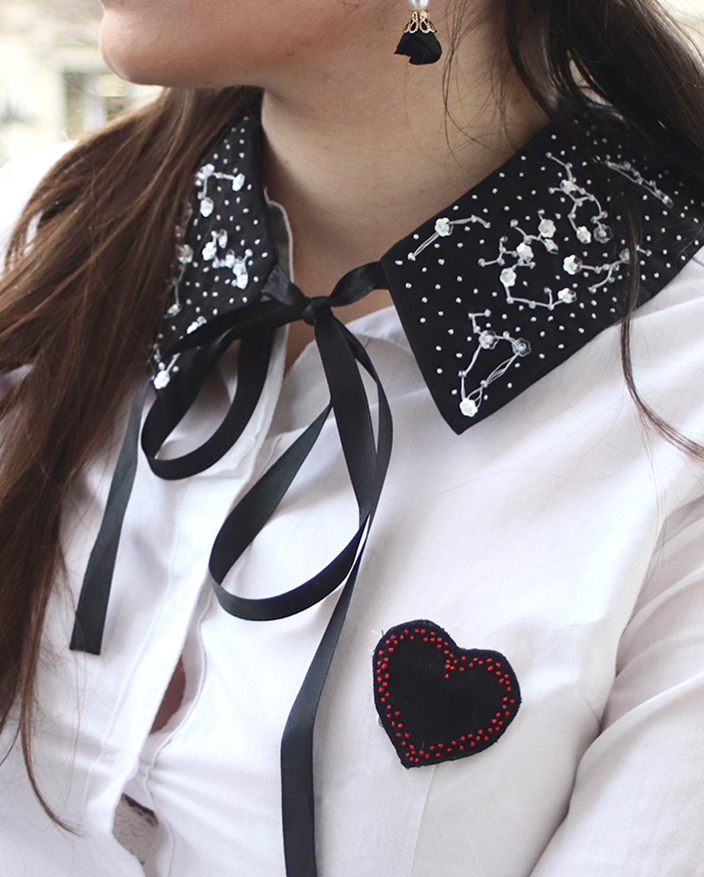 Broche brodée main coeur - AMOUR
