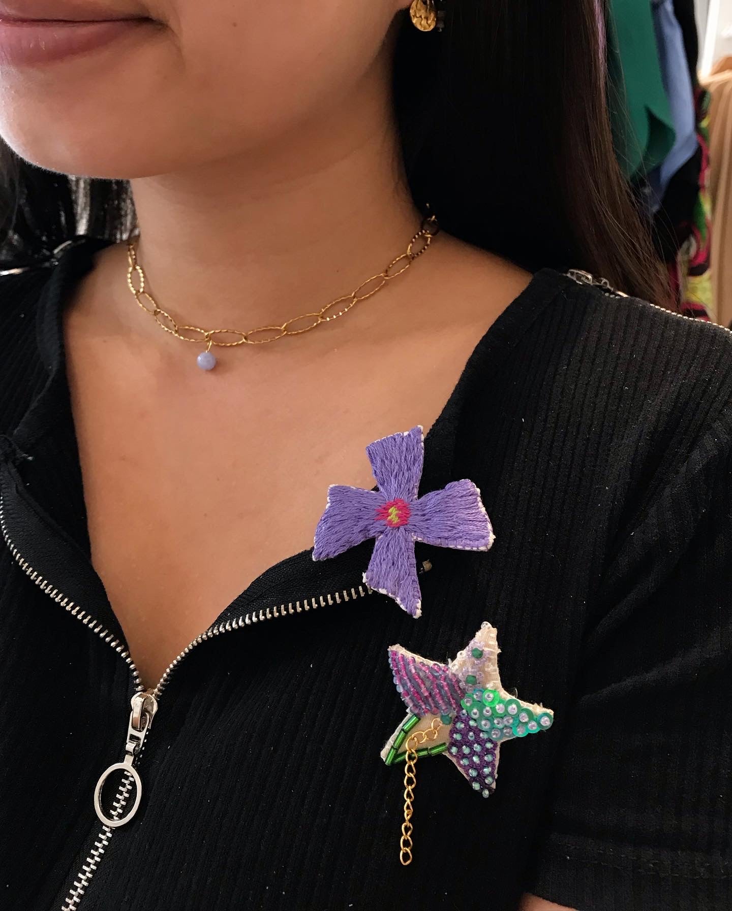 Broche brodée main fleurs violettes bleues