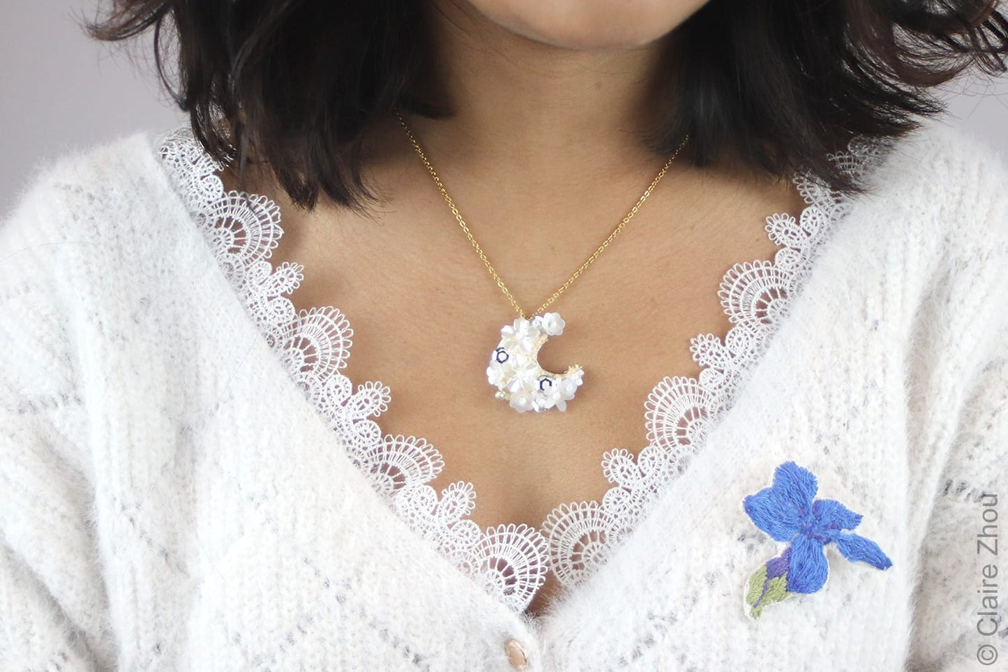 Collier brodé main lune florale - YASMINE