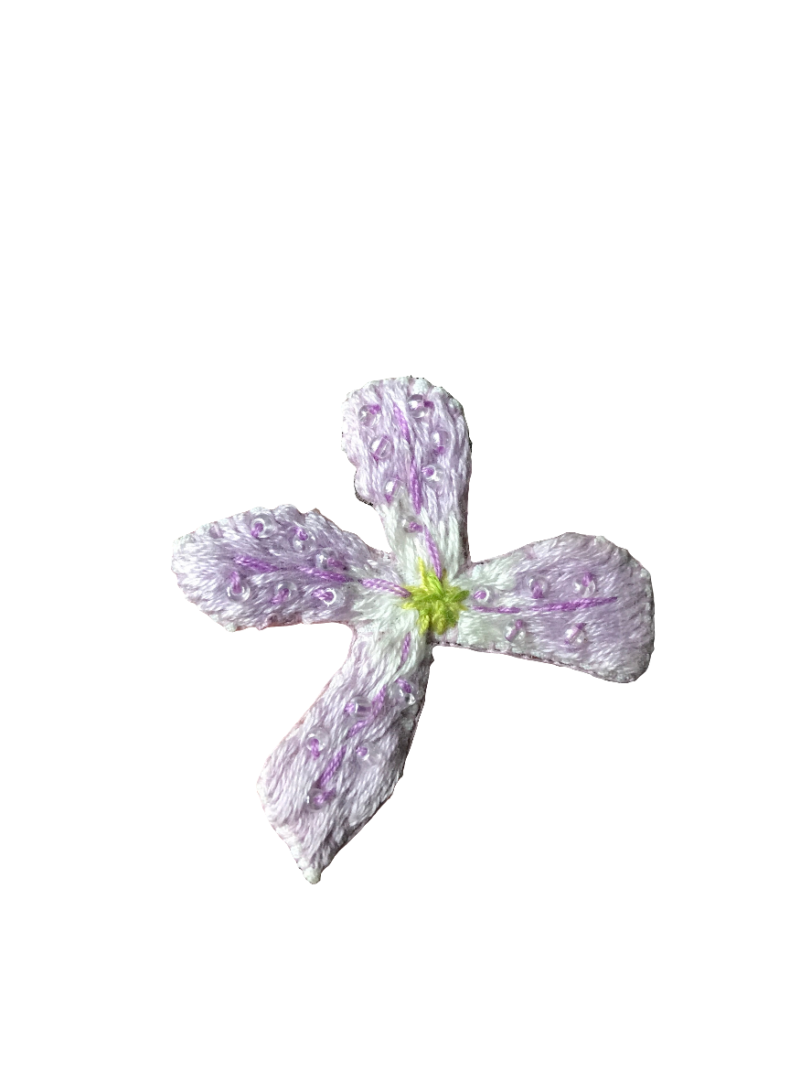 Broche brodée main fleurs violettes bleues