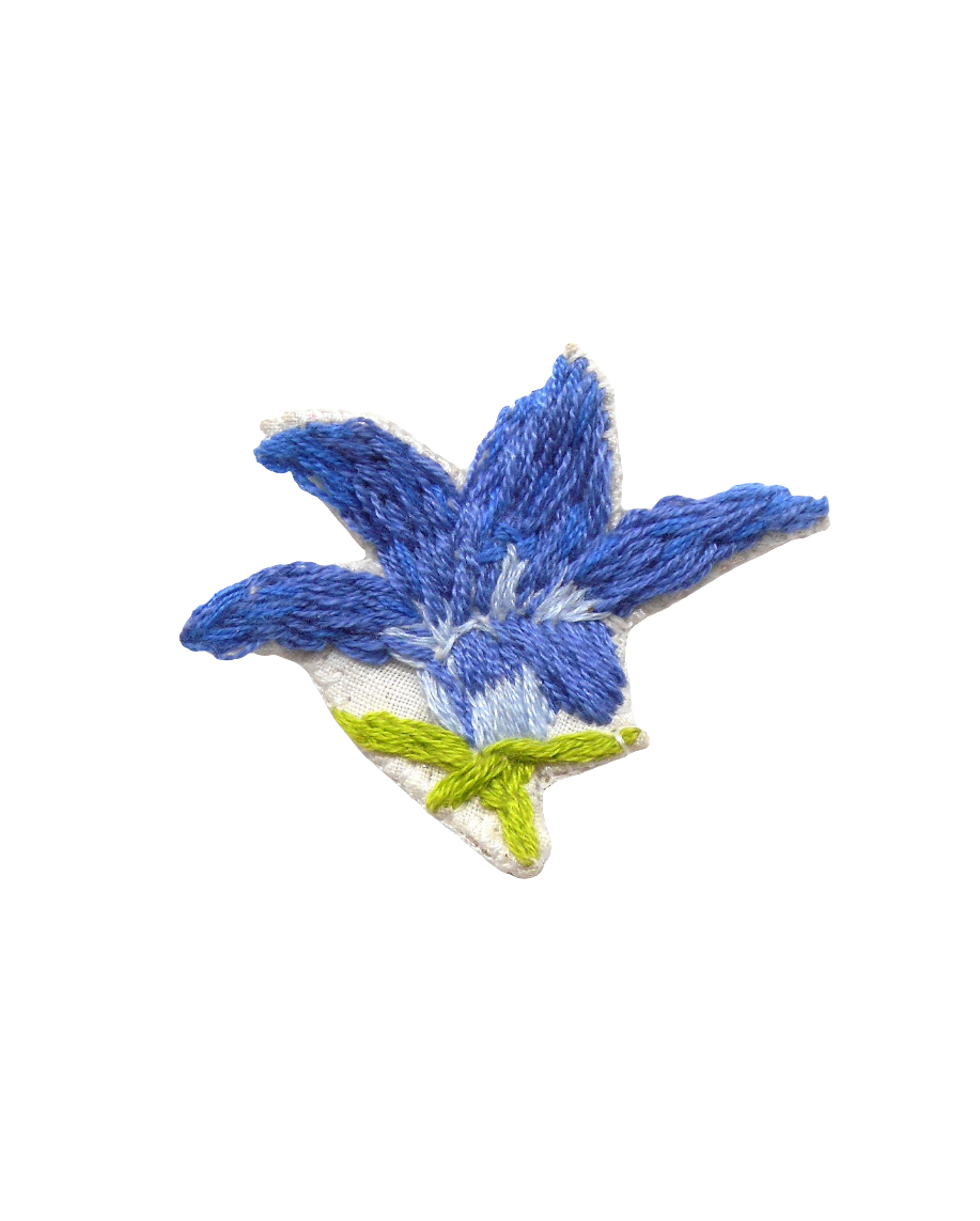 Broche brodée main fleurs violettes bleues