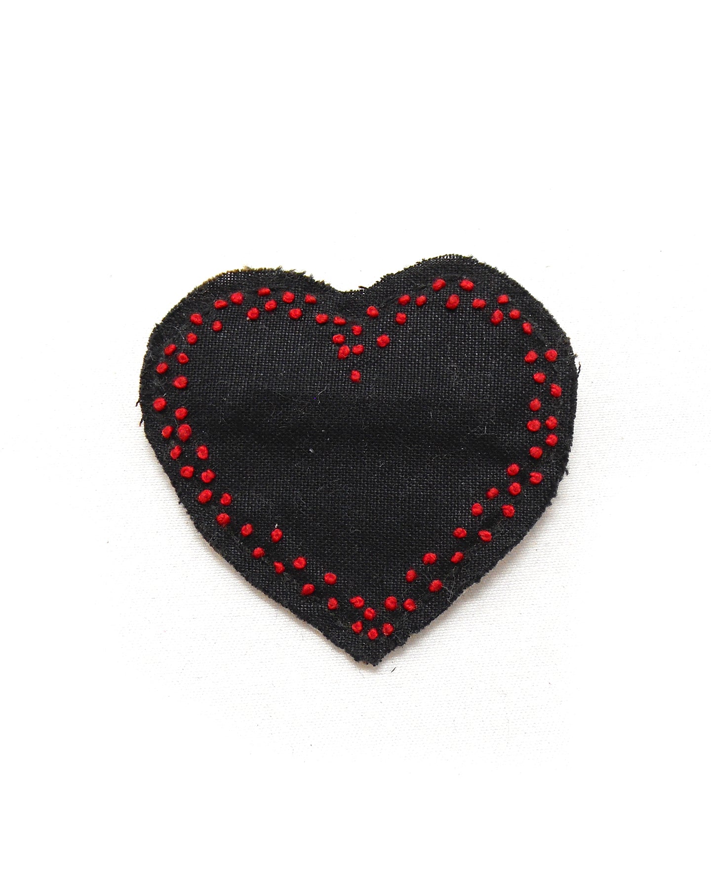 Broche brodée main coeur - AMOUR