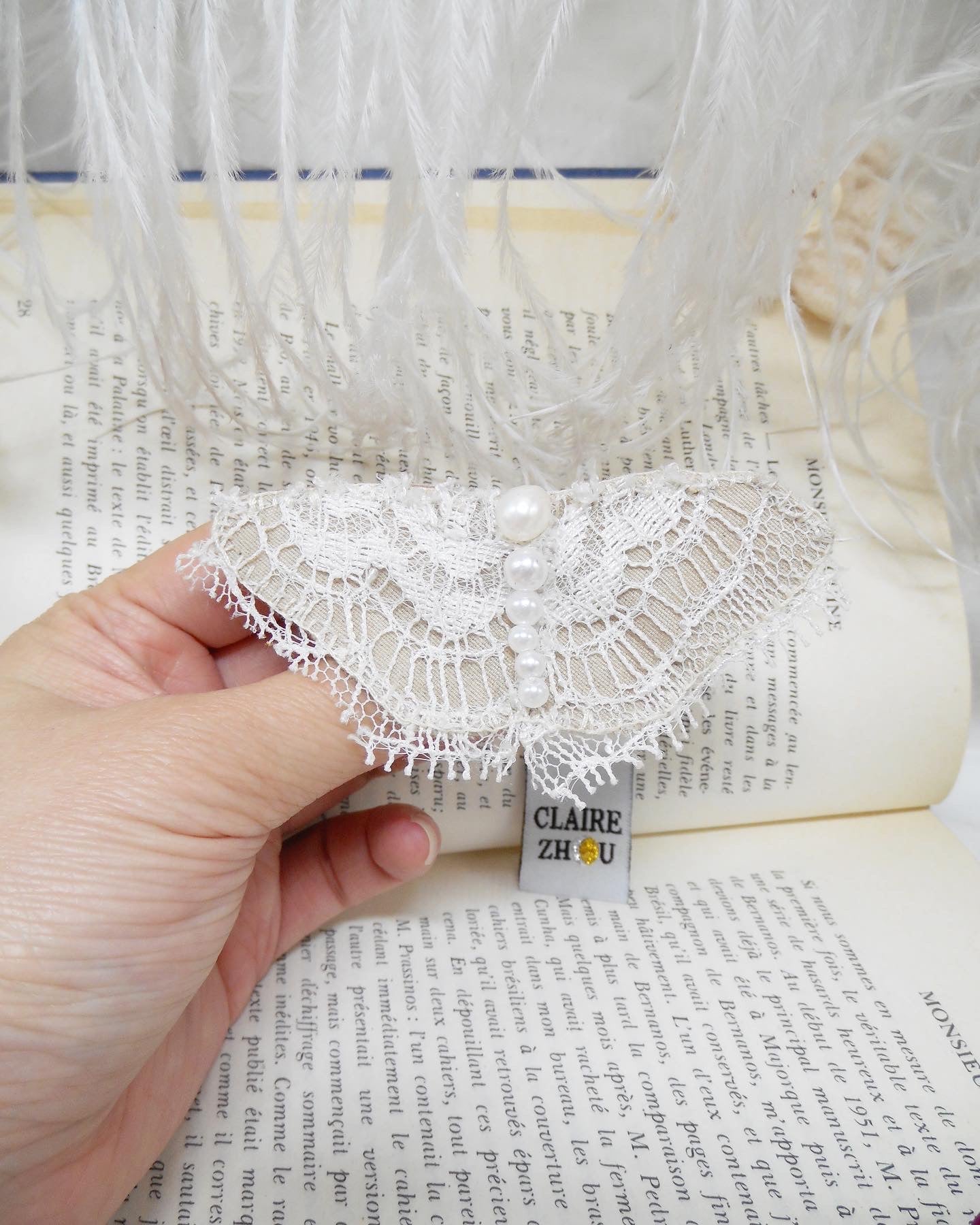 Broche brodée main - PAPILLON DENTELLE