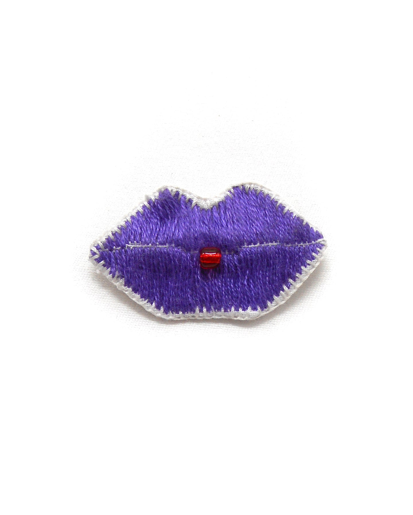 Broche brodée main - BOUCHE