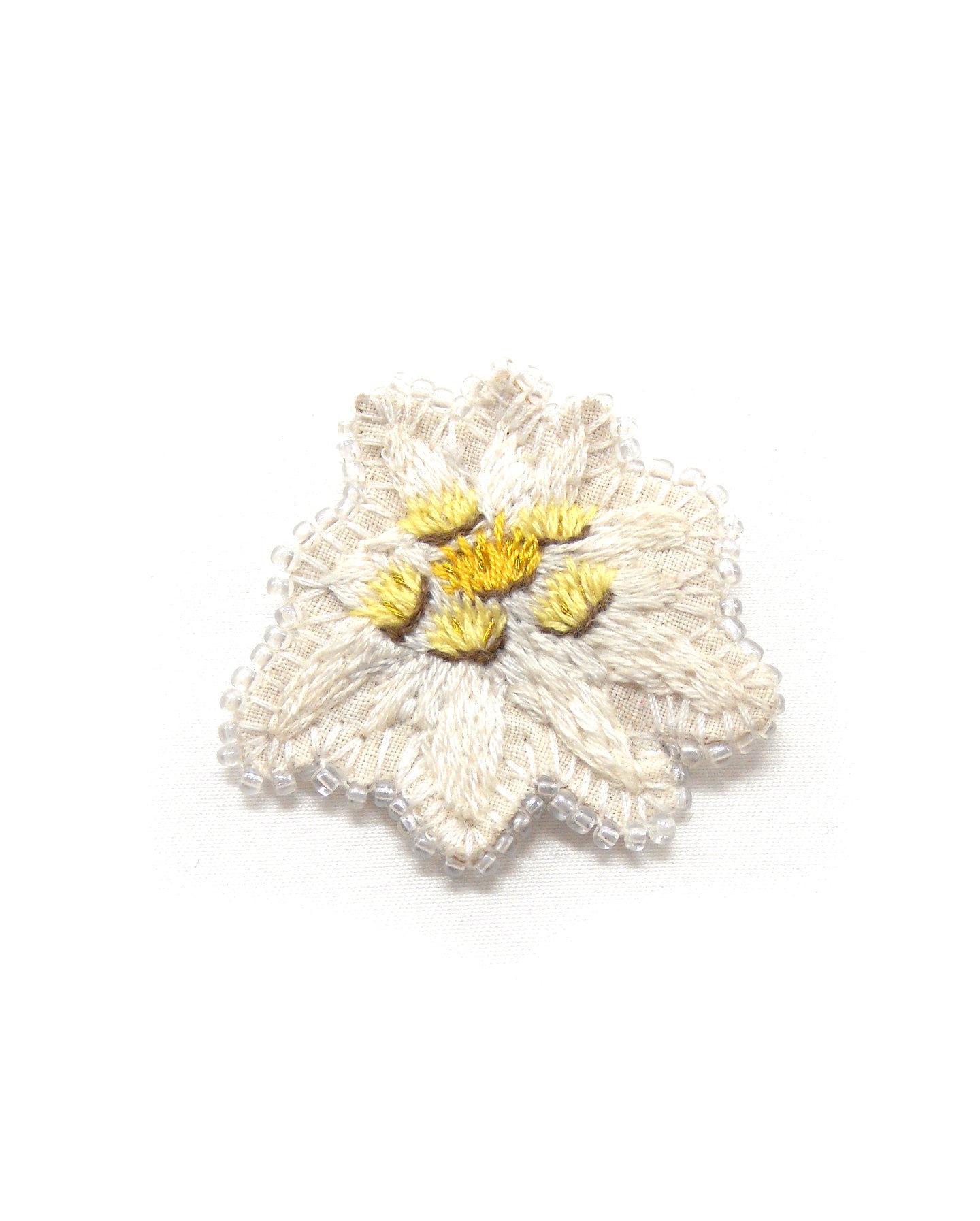 Broche brodée main fleurs blanches