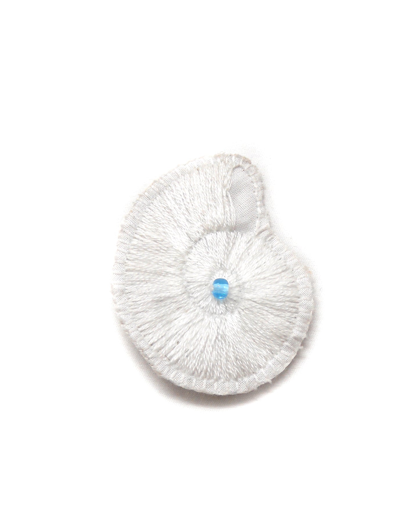 Broche brodée main coquillages & étoiles de mer