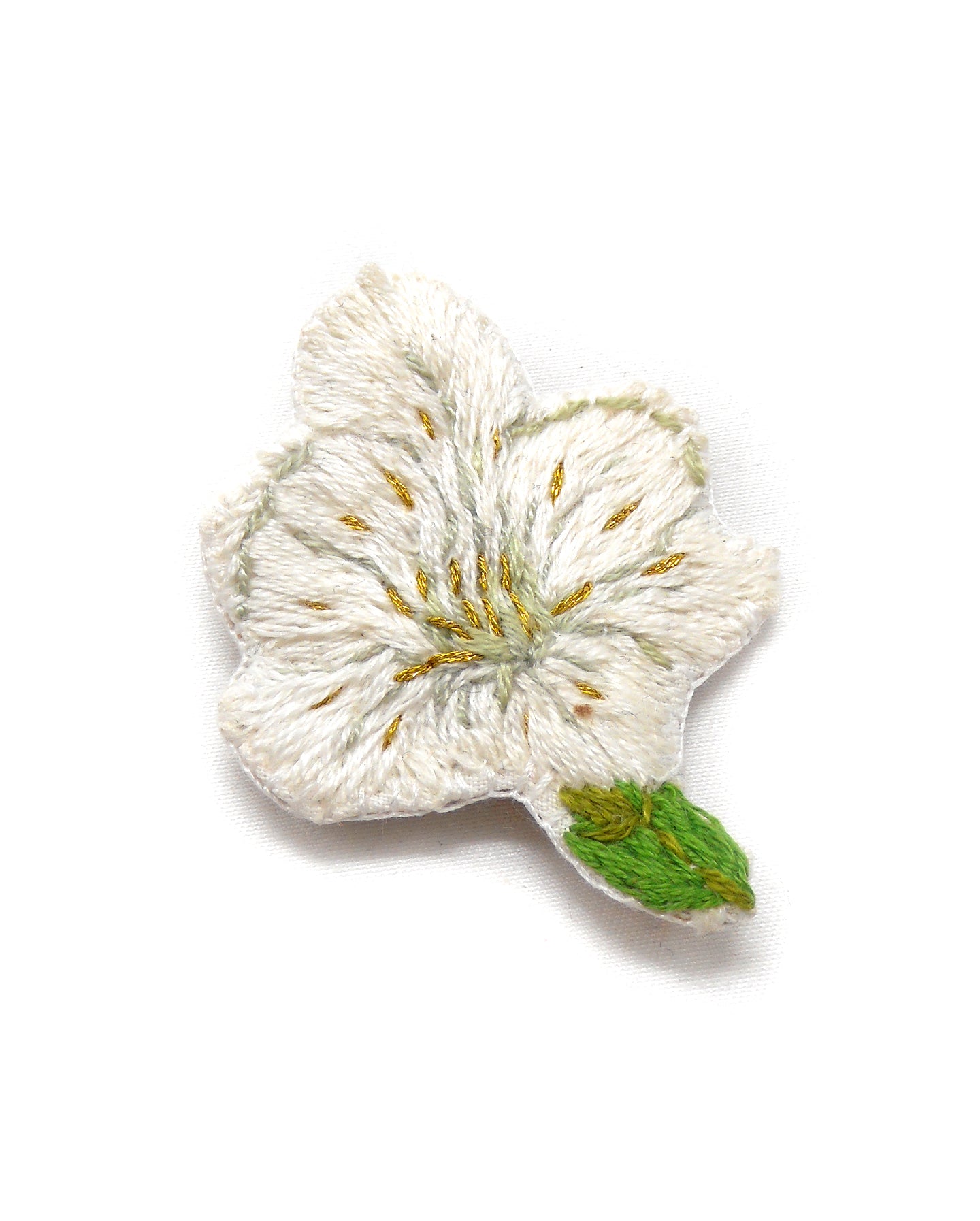 Broche brodée main fleurs blanches