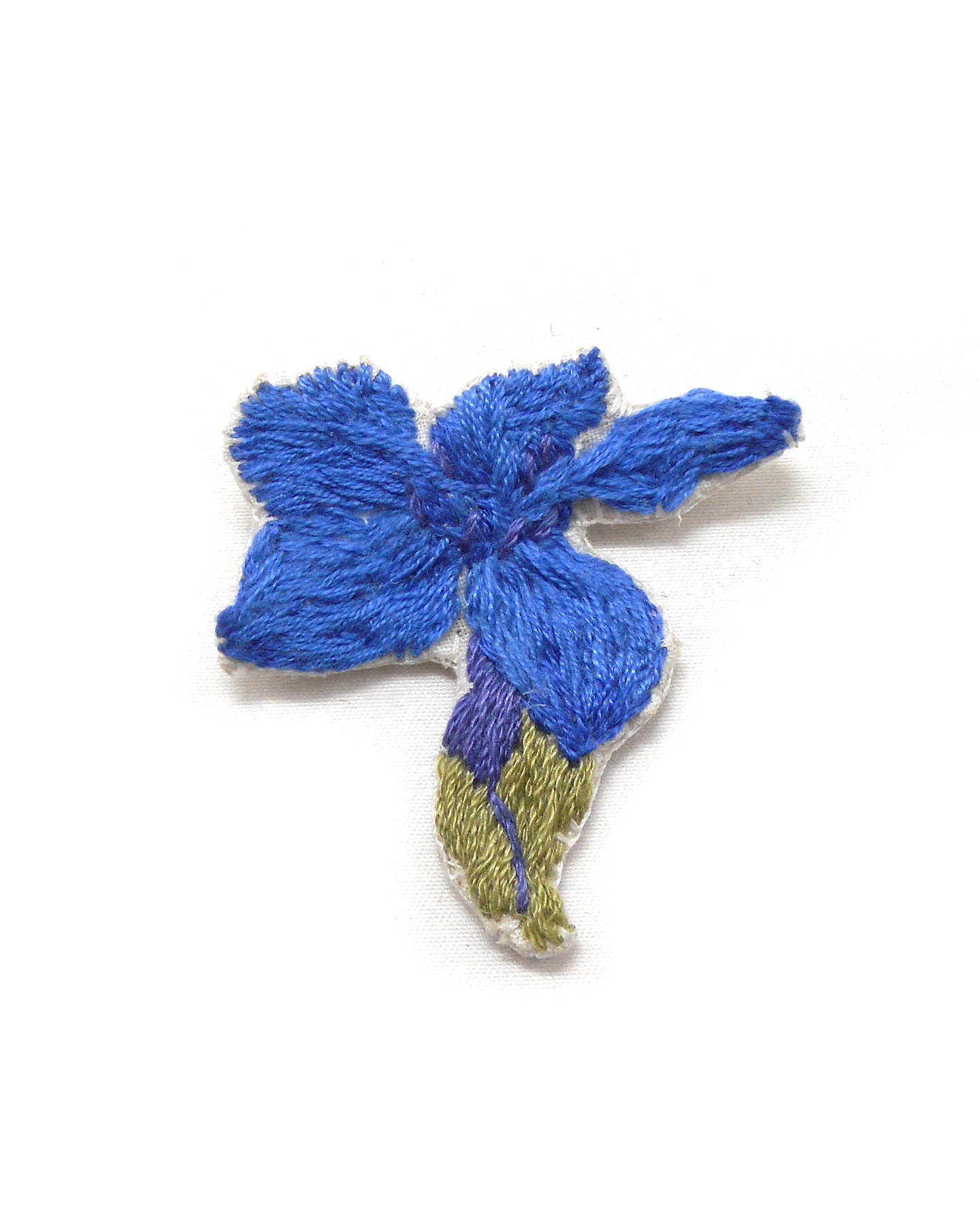Broche brodée main fleurs violettes bleues