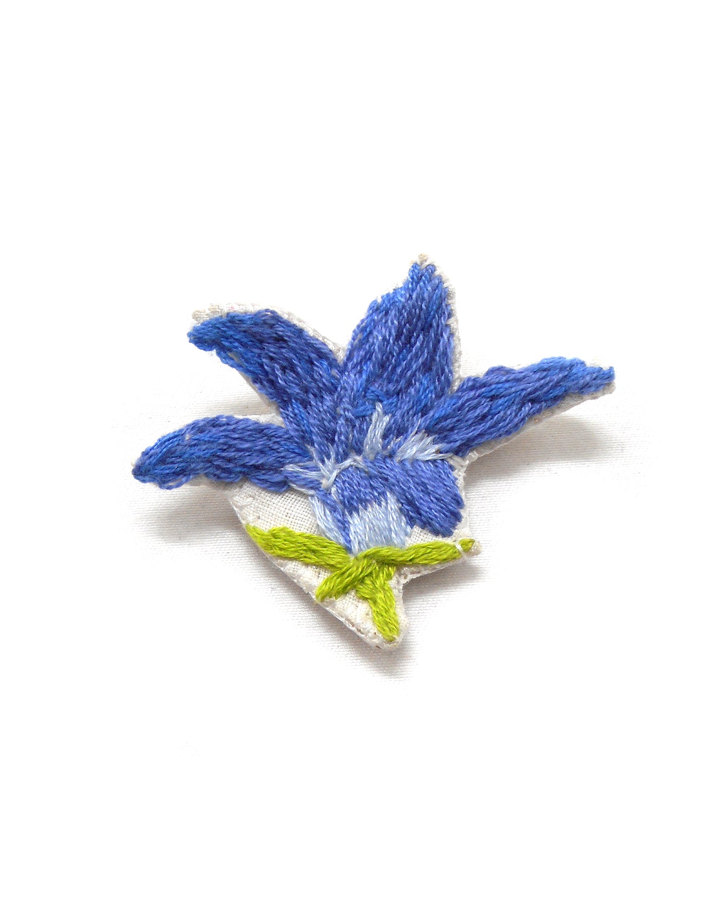 Broche brodée main fleurs violettes bleues