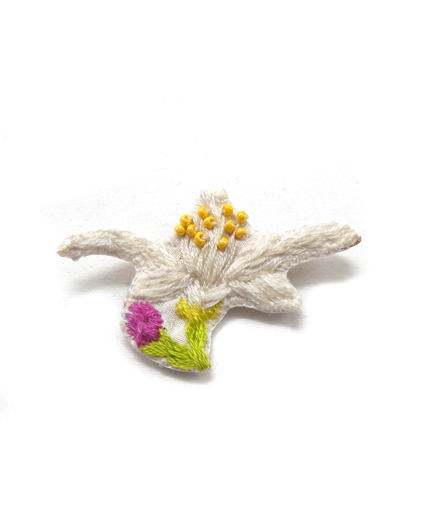 Broche brodée main fleurs blanches