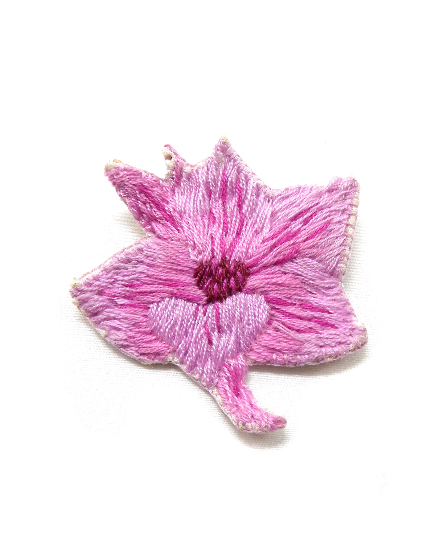 Broche brodée main fleurs roses