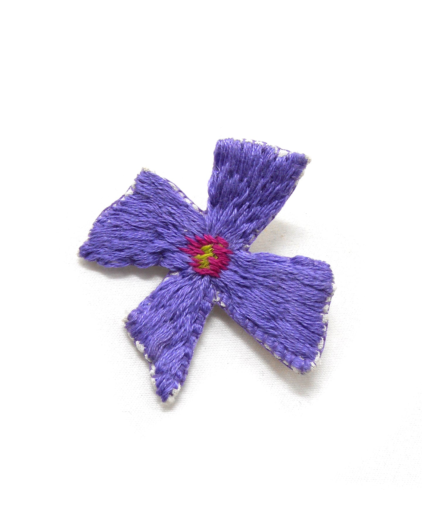 Broche brodée main fleurs violettes bleues