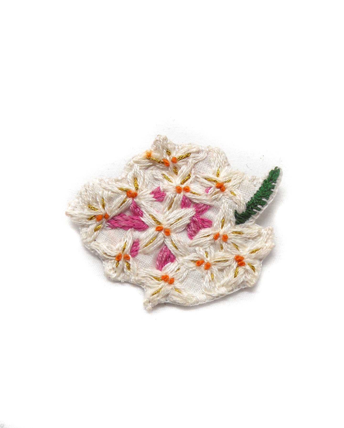 Broche brodée main fleurs blanches