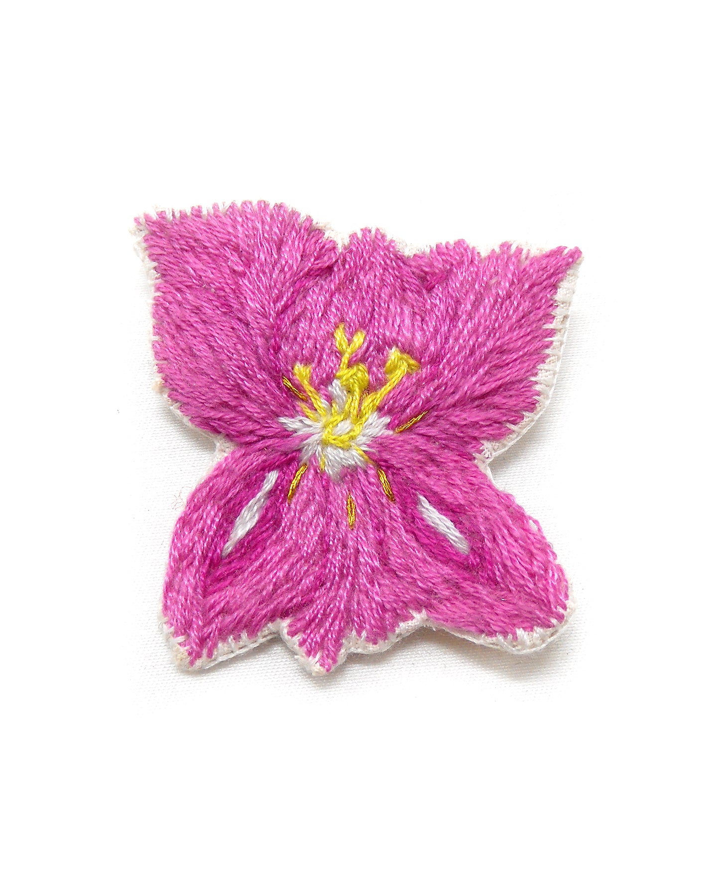 Broche brodée main fleurs roses