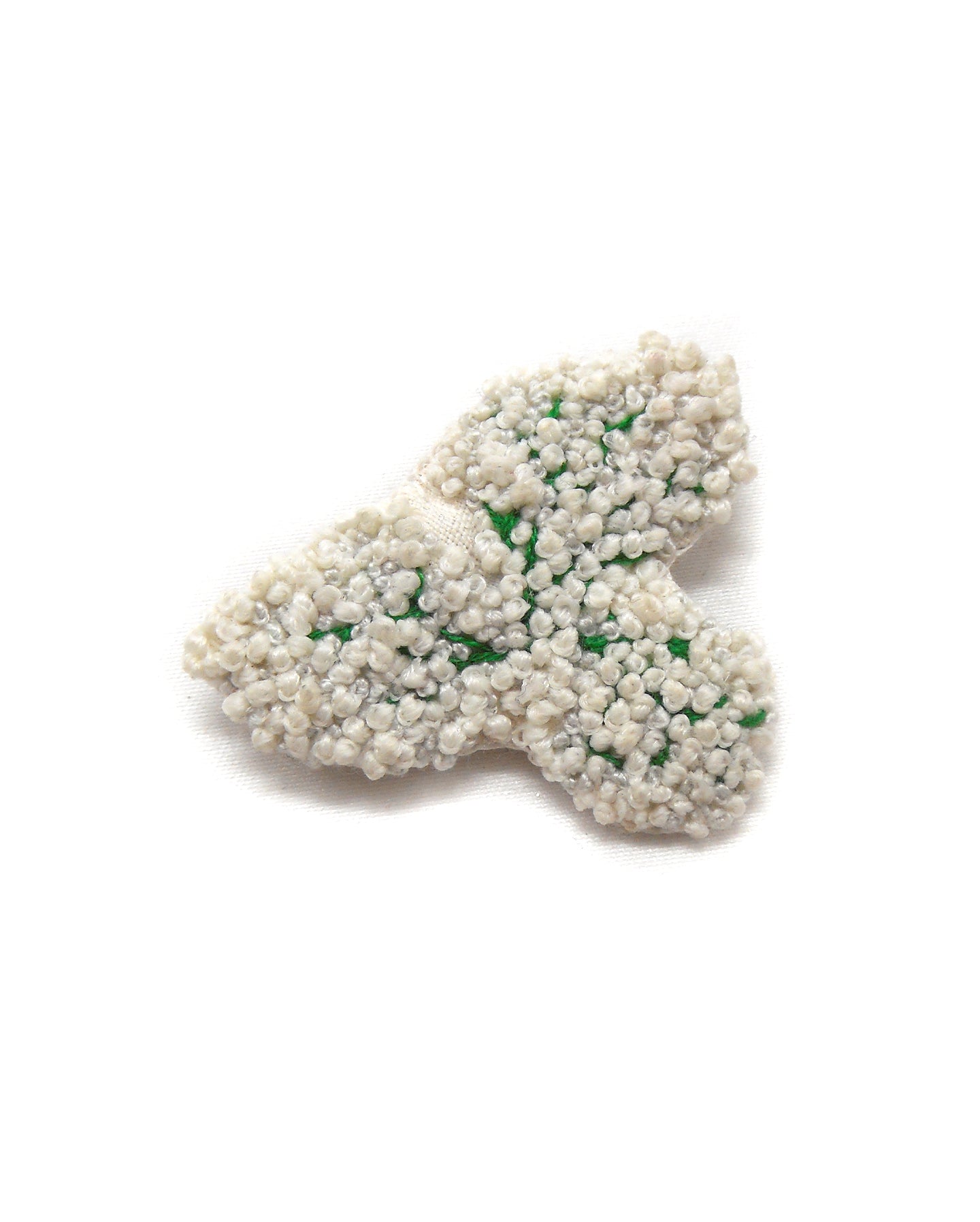 Broche brodée main fleurs blanches