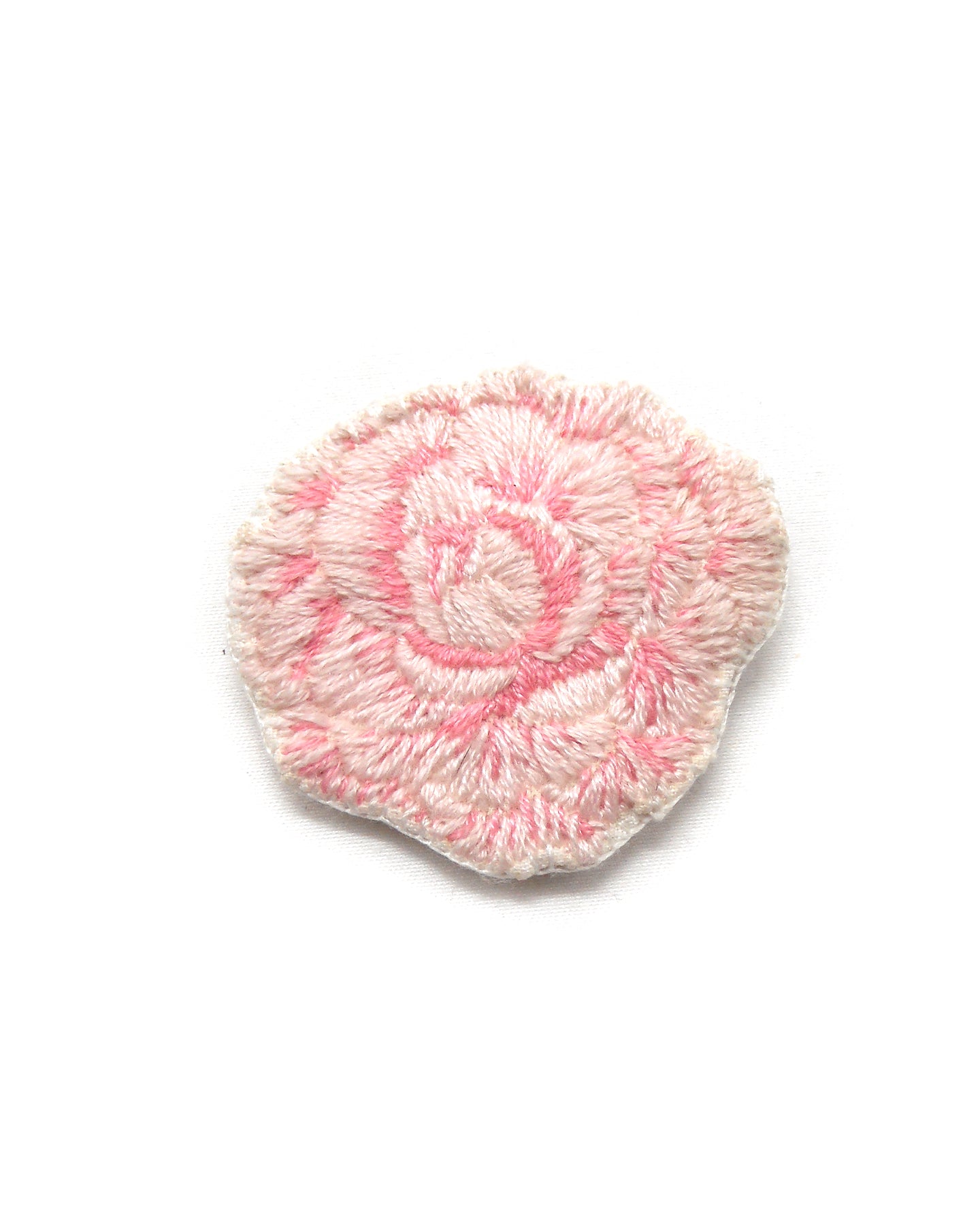 Broche brodée main fleurs roses