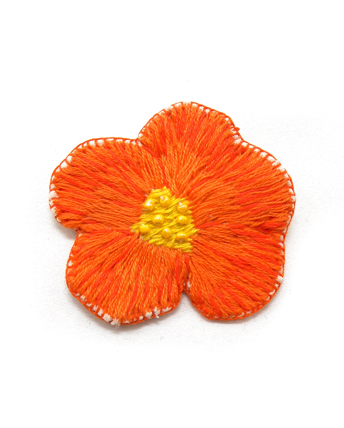 Broche brodée main fleurs violettes bleues