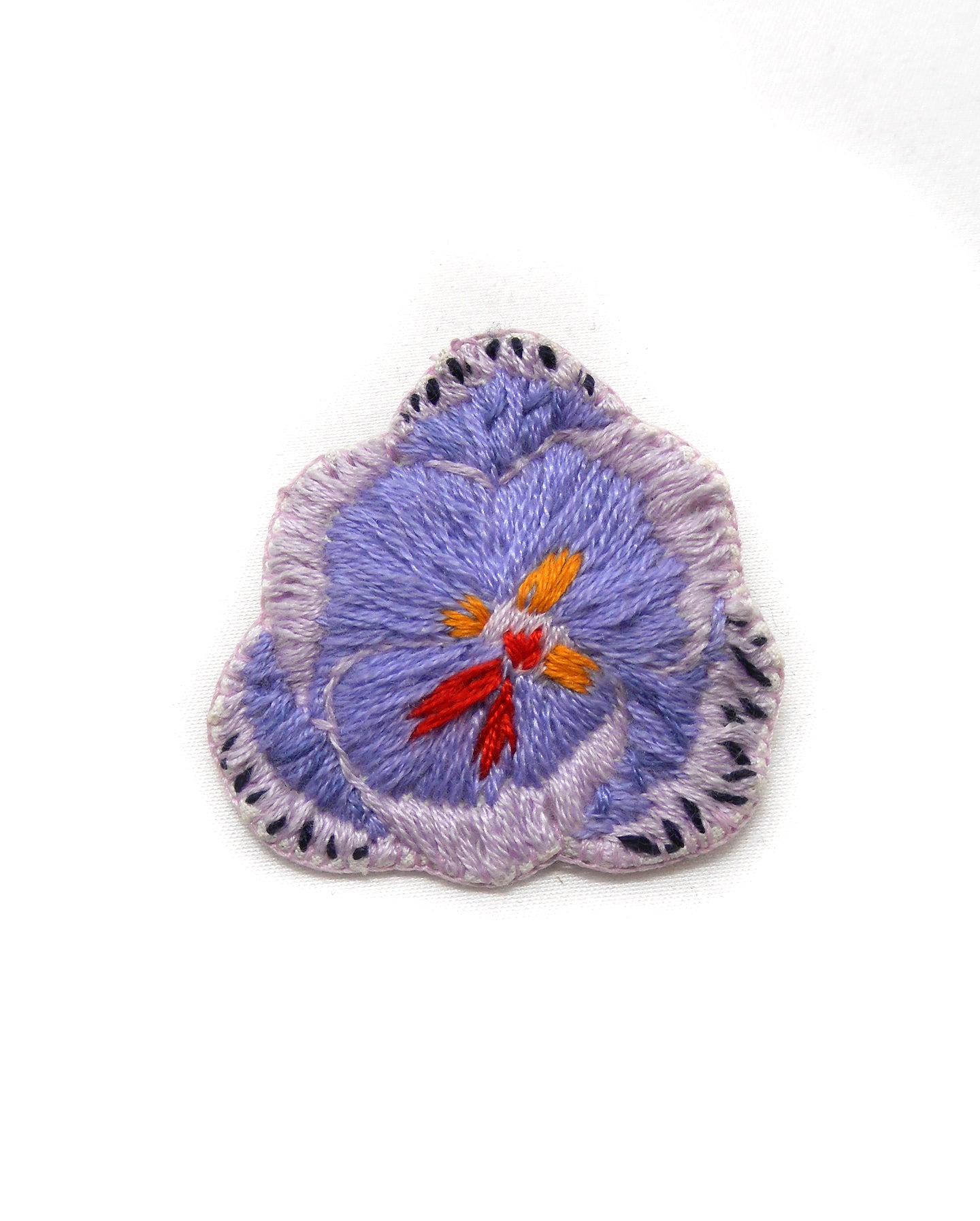 Broche brodée main fleurs violettes bleues