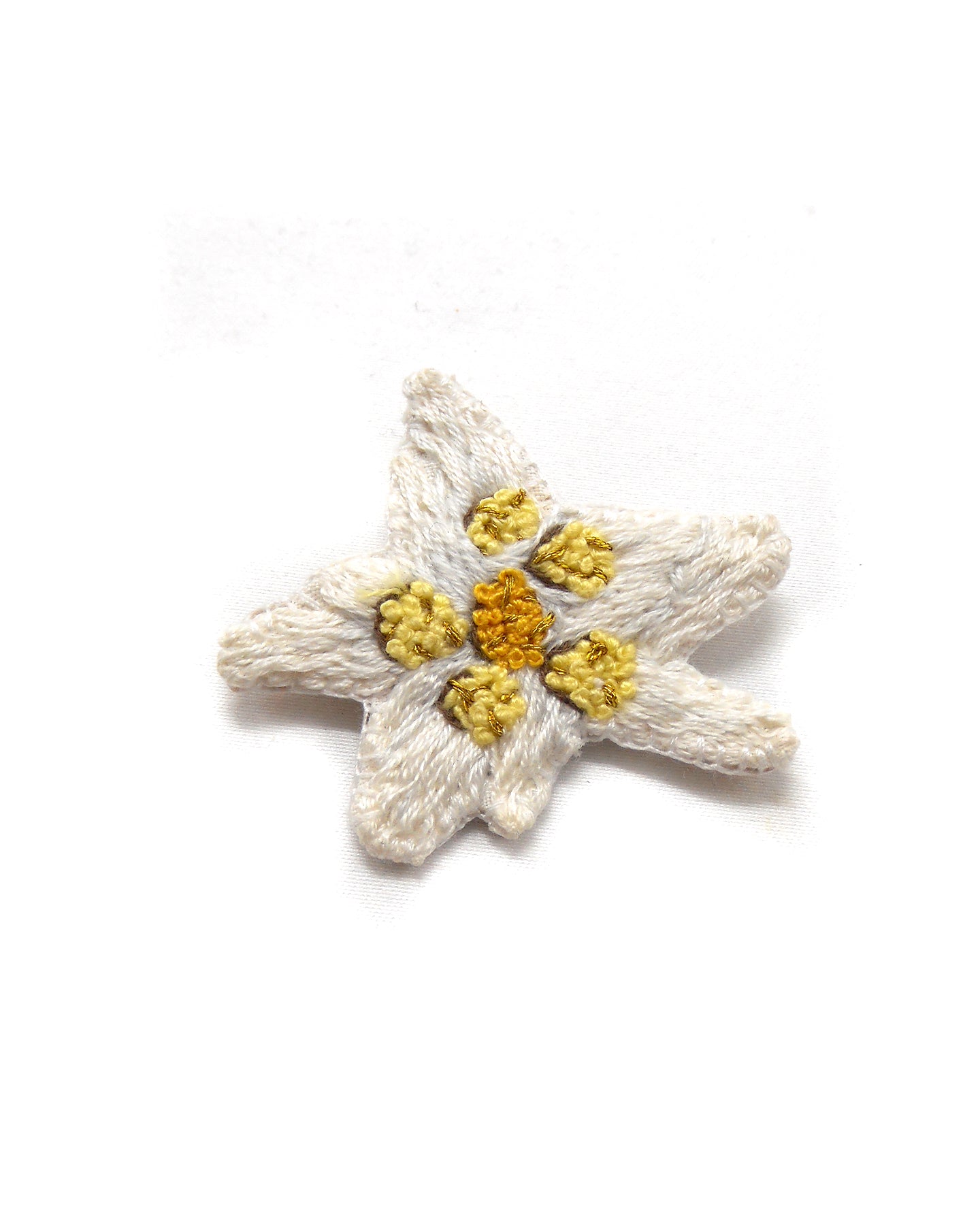 Broche brodée main fleurs blanches