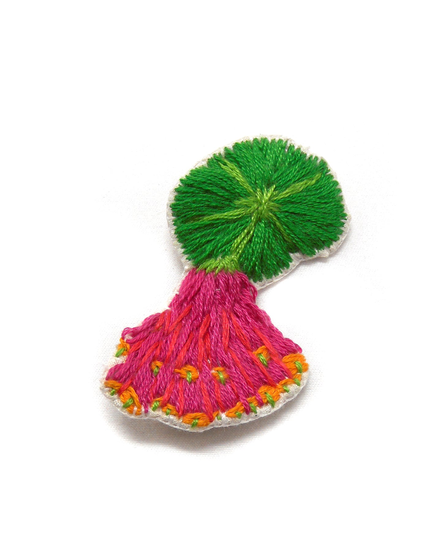 Broche brodée main fleurs roses
