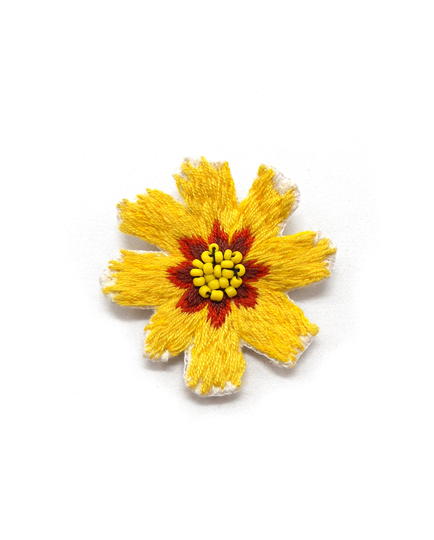 Broche brodée main fleurs blanches