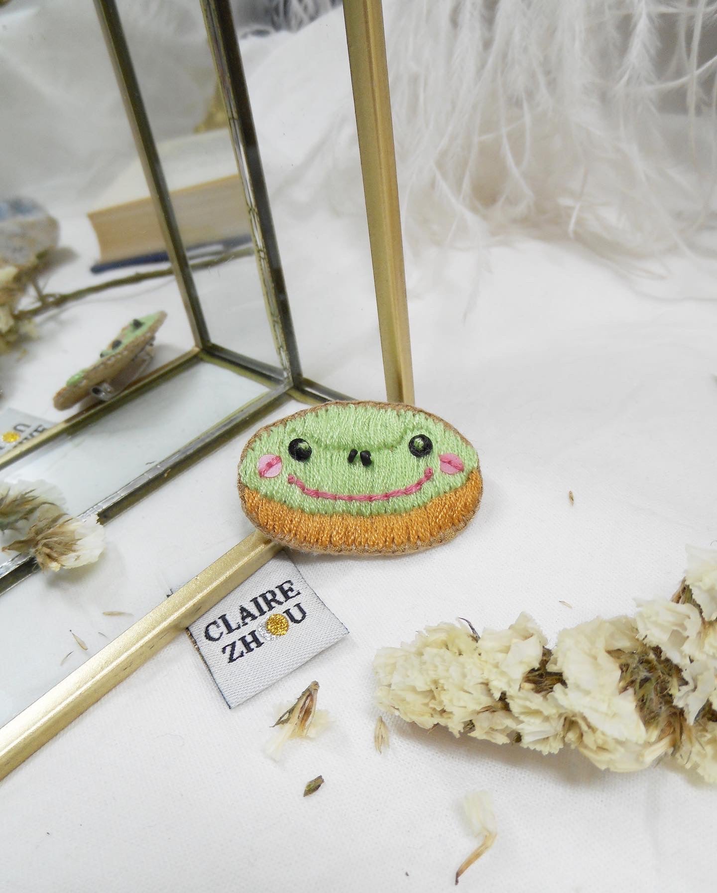 Broche brodée main mignonne - FROGNUT