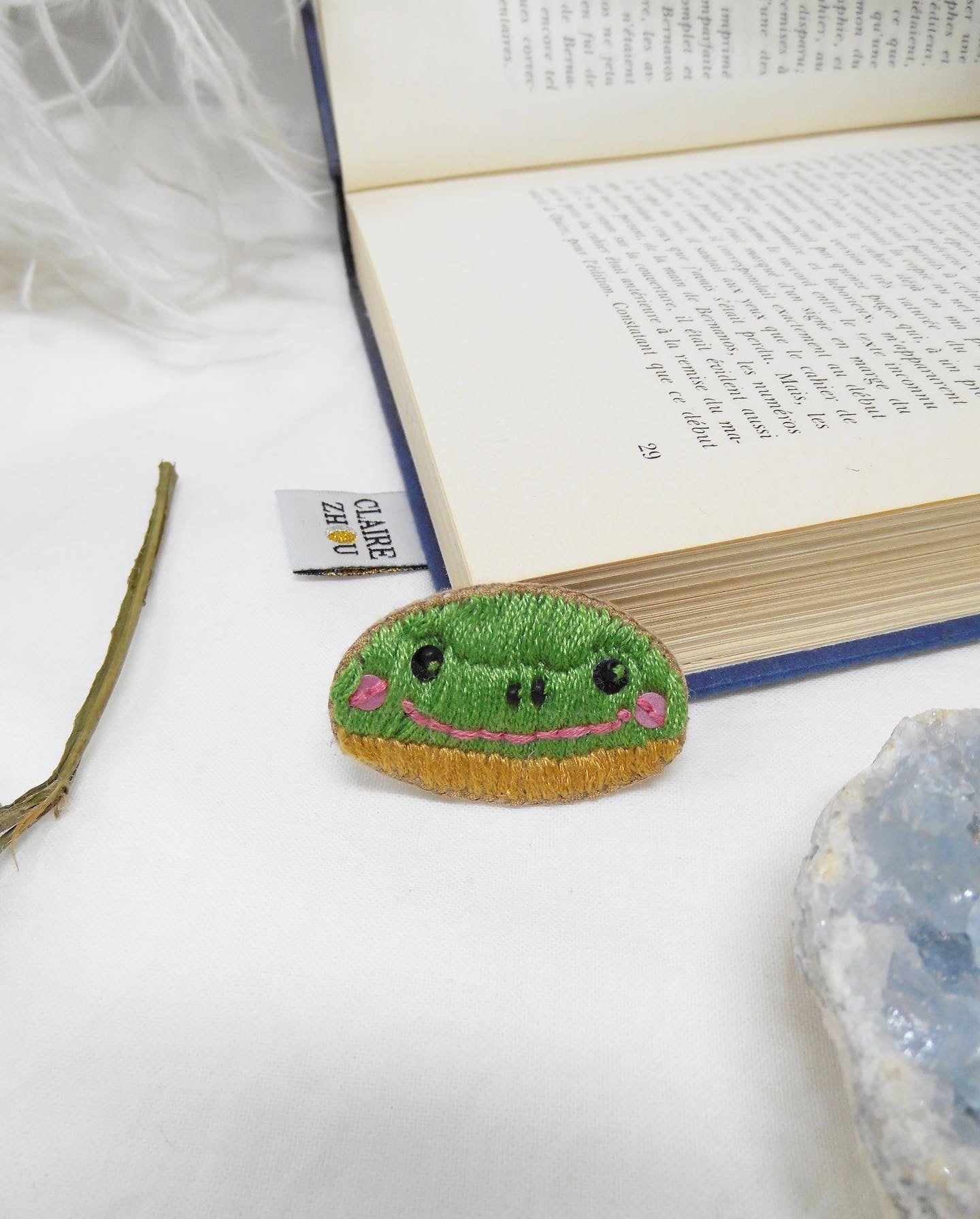 Broche brodée main mignonne - FROGNUT