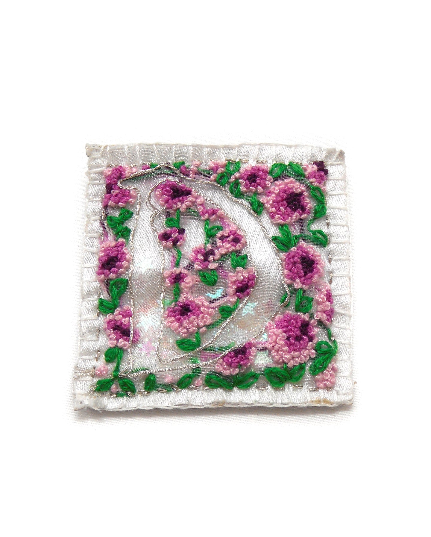 Broche brodée main - LETTRINE FEERIQUE FLORALE