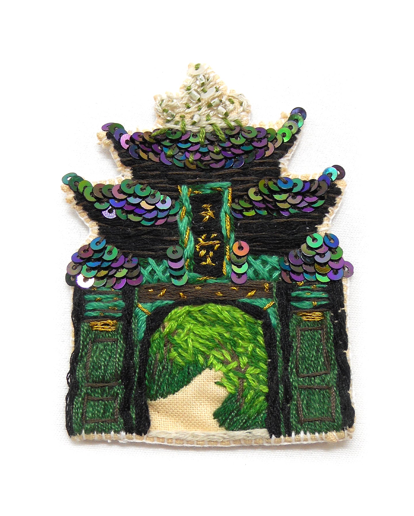 Broche brodée main inspiration chinoise - PORTE DU PARADIS