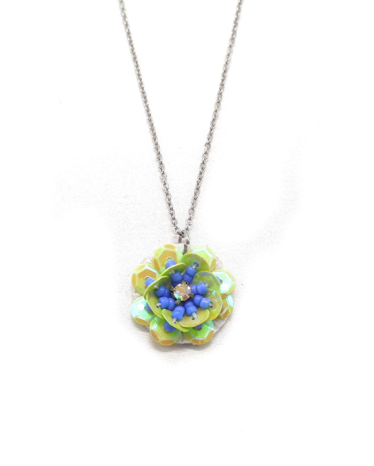 Collier brodé main floral - PIVOINE