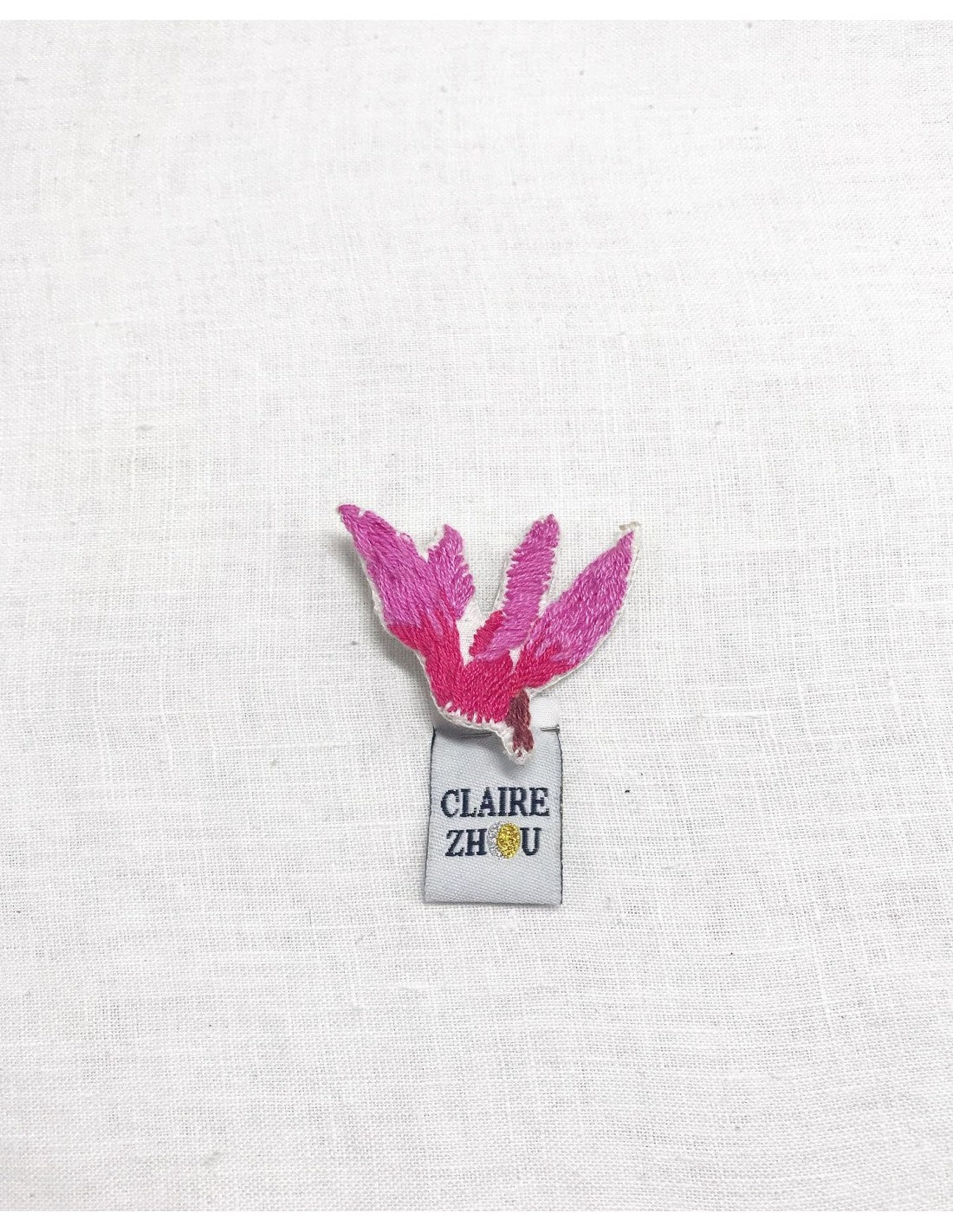Broche brodée main fleurs roses