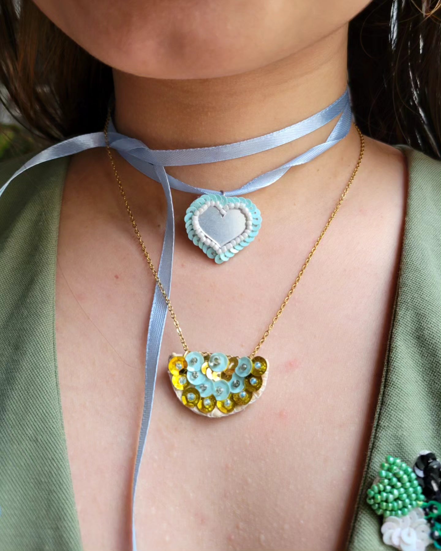 Collier brodé main demi-lune - GIPSIE