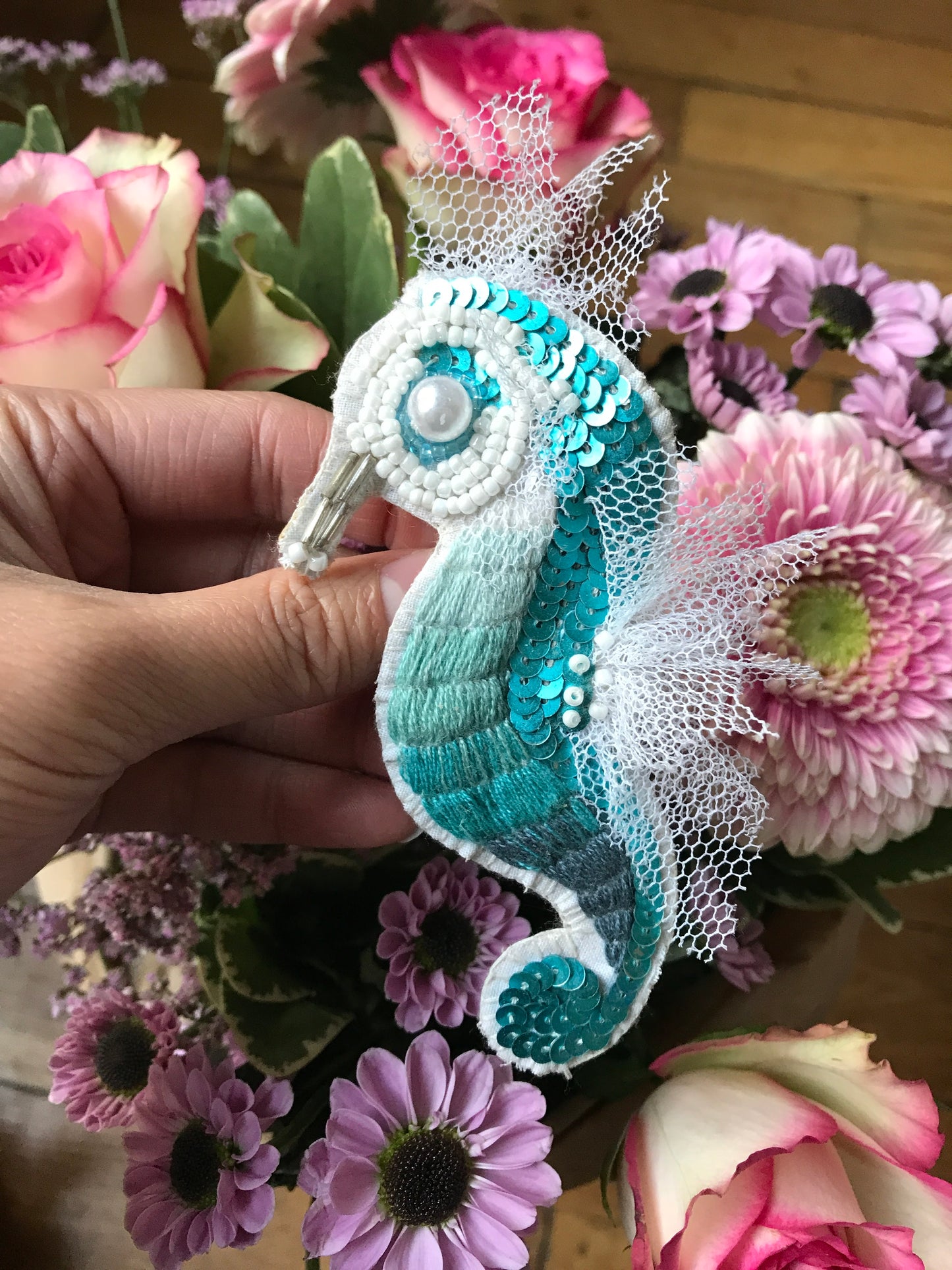 Broche brodée main animaux des océans