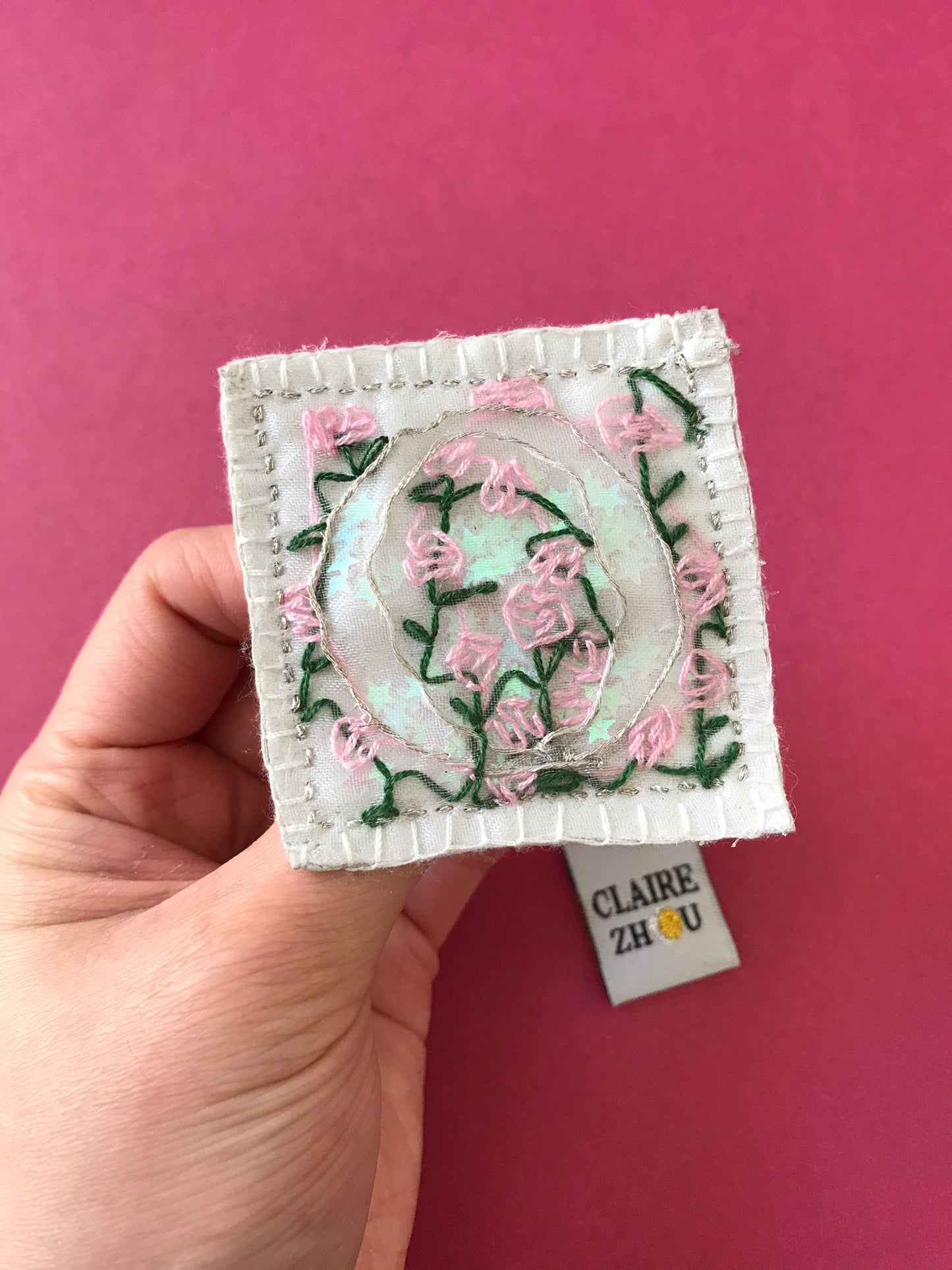 Broche brodée main - LETTRINE FEERIQUE FLORALE