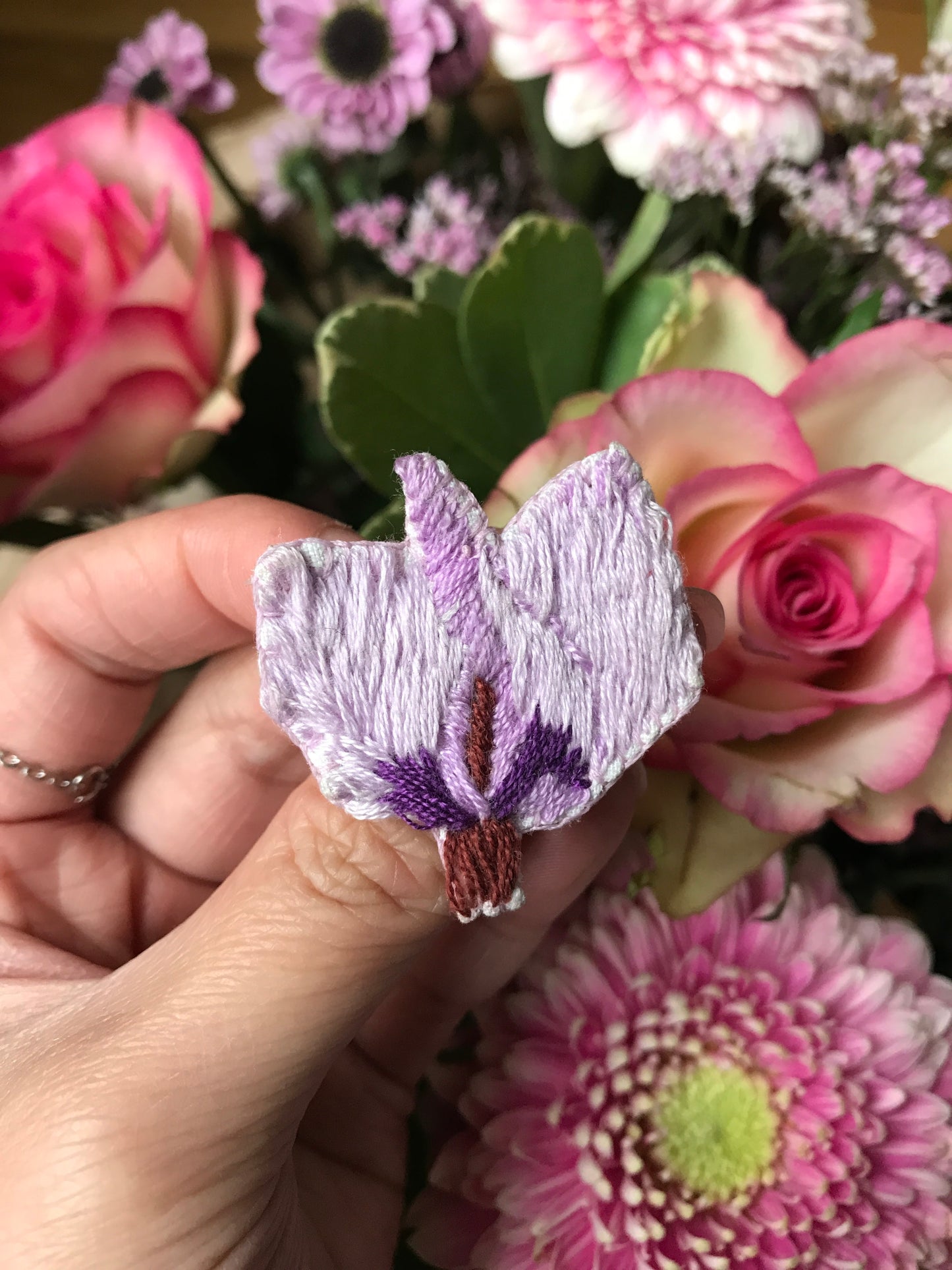 Broche brodée main fleurs violettes bleues