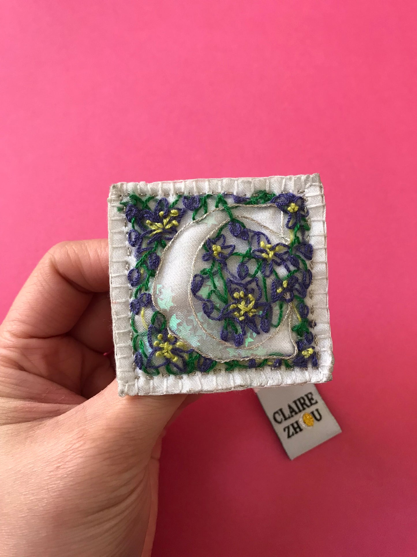 Broche brodée main - LETTRINE FEERIQUE FLORALE
