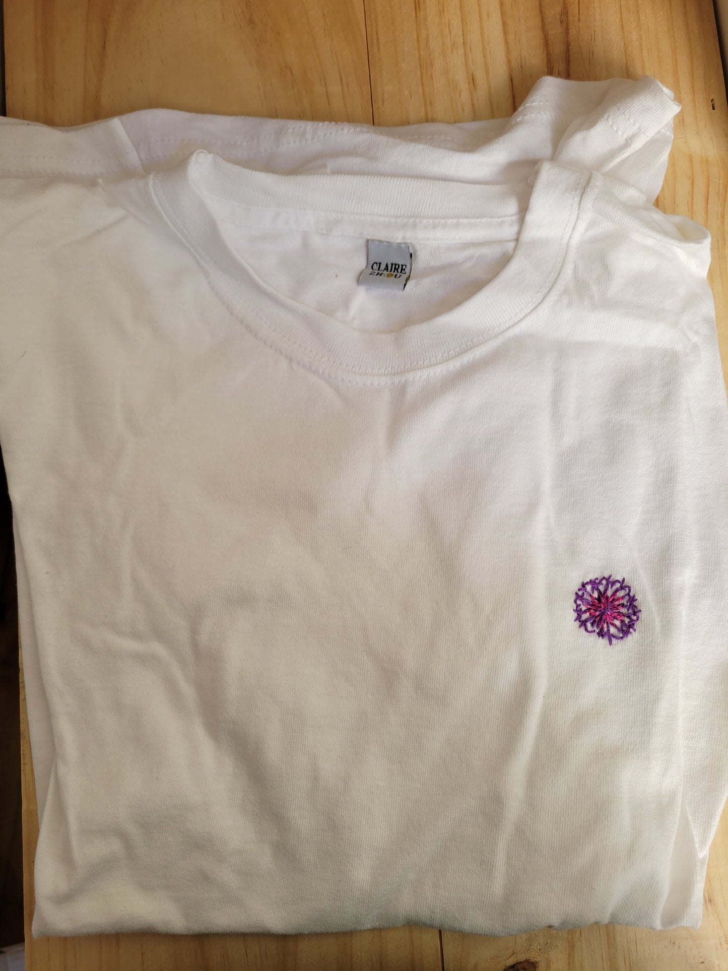 T-Shirt brodé à la main personnalisé