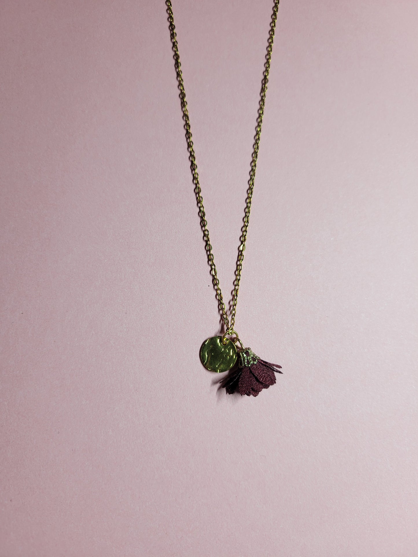 Collier sequin martelé et fleur - NINELLE